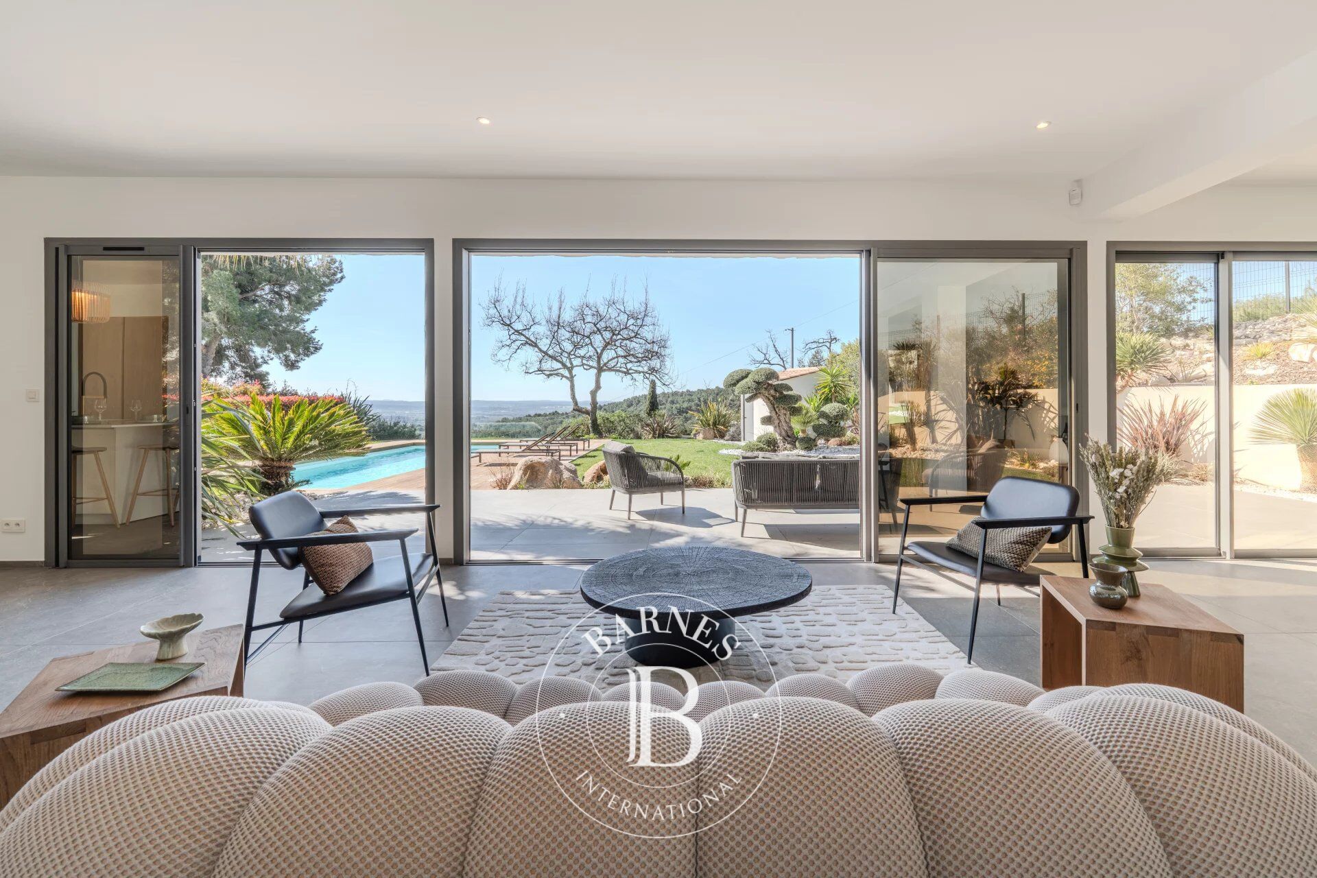 AIX-EN-PROVENCE — VILLA CONTEMPORAINE 220 M² — 4 CHAMBRES - JARDIN 1762M² - PISCINE  - VUE PANORAMIQUE - picture 3