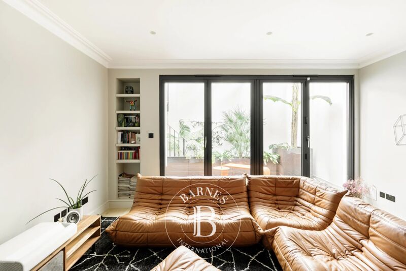 For Rent Townhouse | London - picture 3