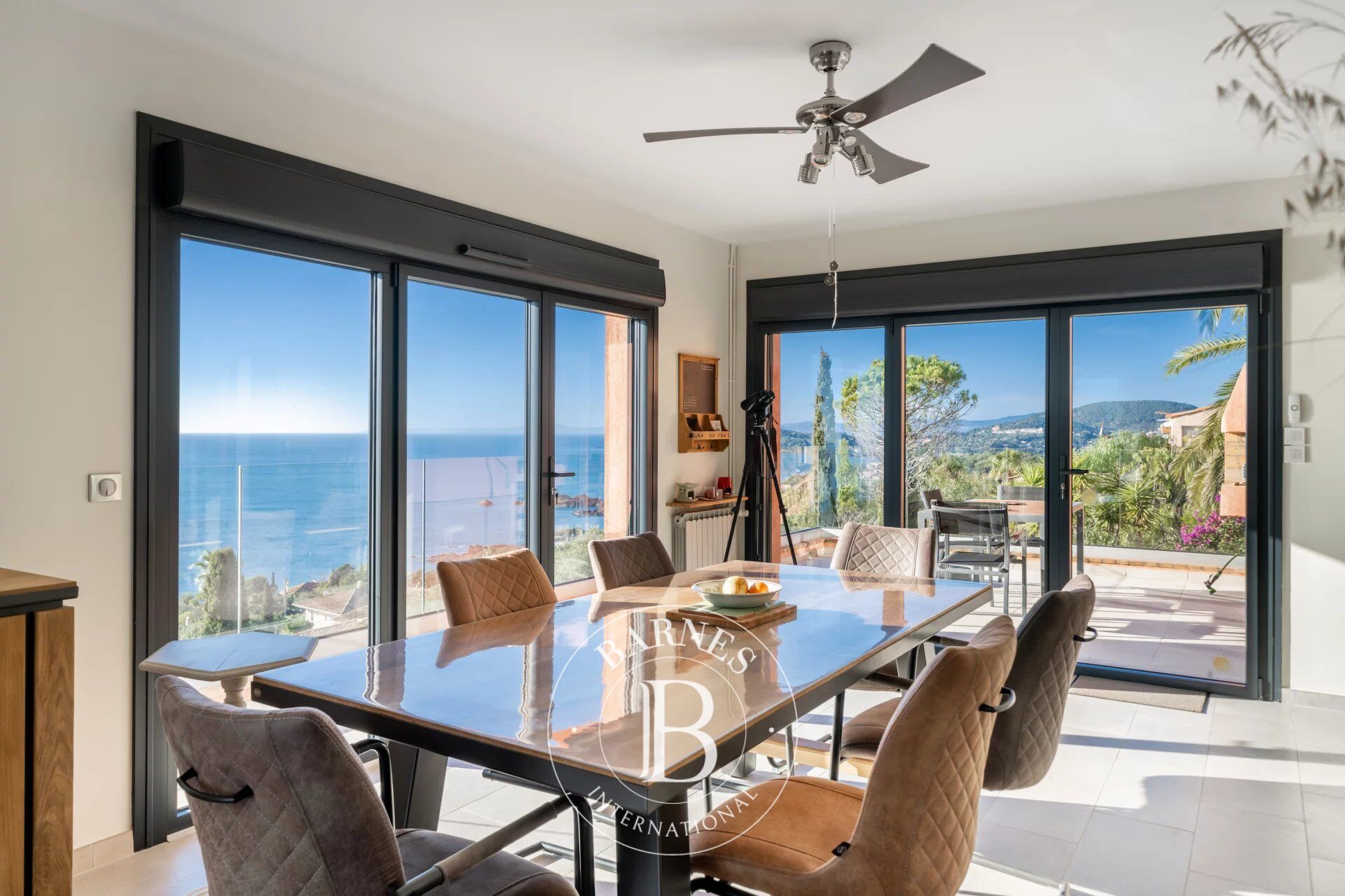 SAINT-RAPHAËL - VILLA RÉNOVÉE AVEC VUE MER PANORAMIQUE - picture 3