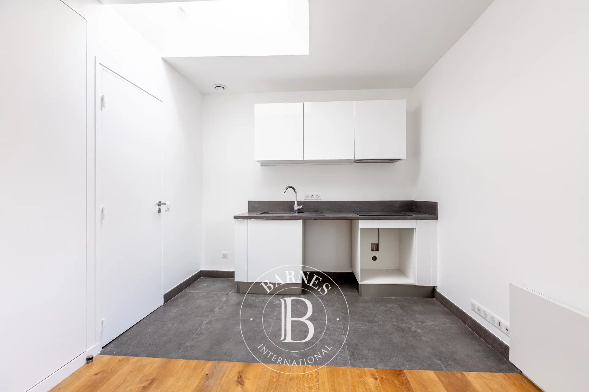 PARIS 8 - TRIANGLE D'OR - Studio rénové - picture 3