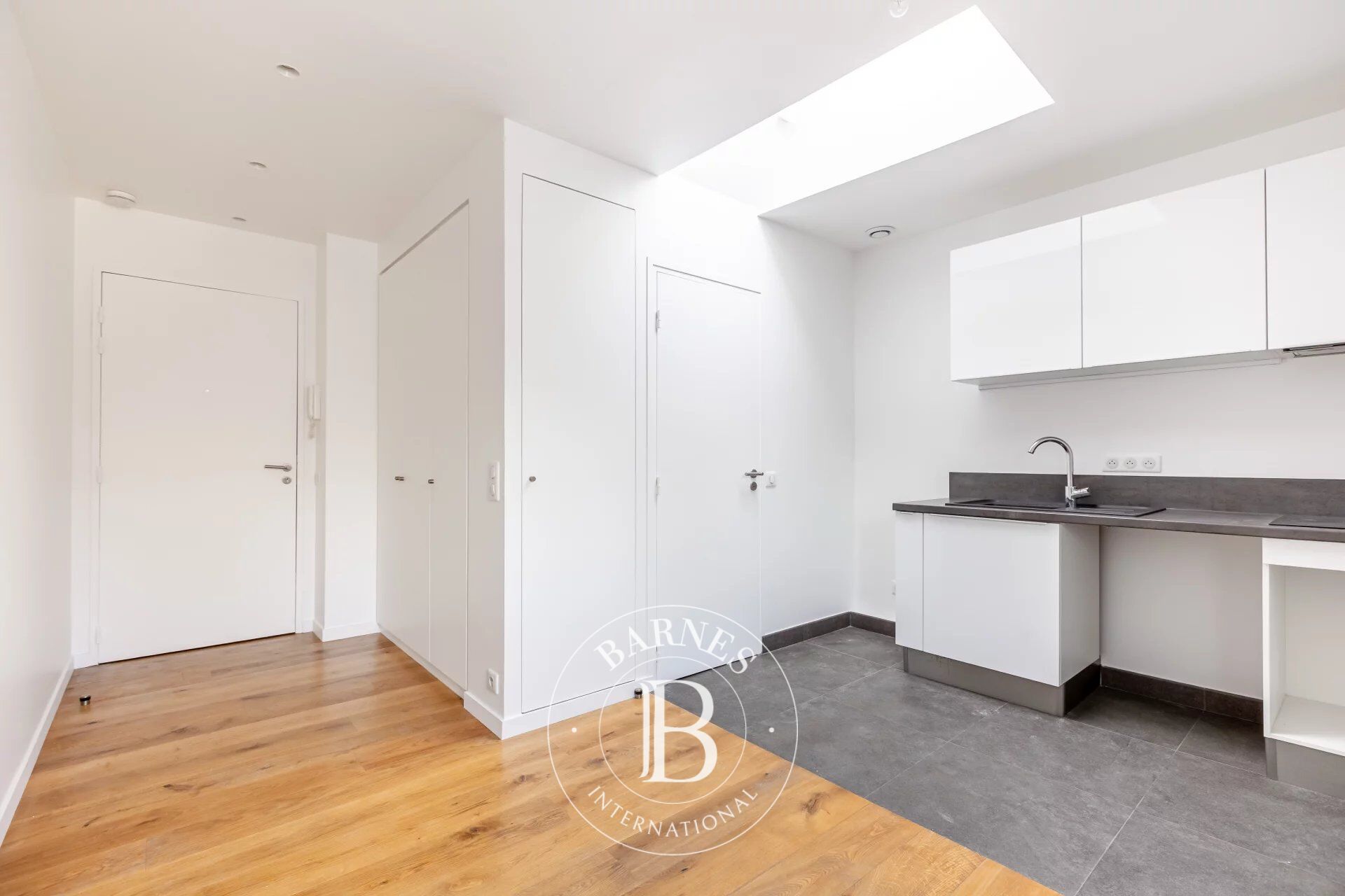 PARIS 8 - TRIANGLE D'OR - Studio rénové - picture 1