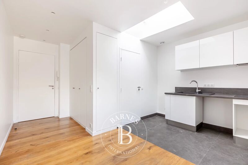 PARIS 8 - TRIANGLE D'OR - Studio rénové