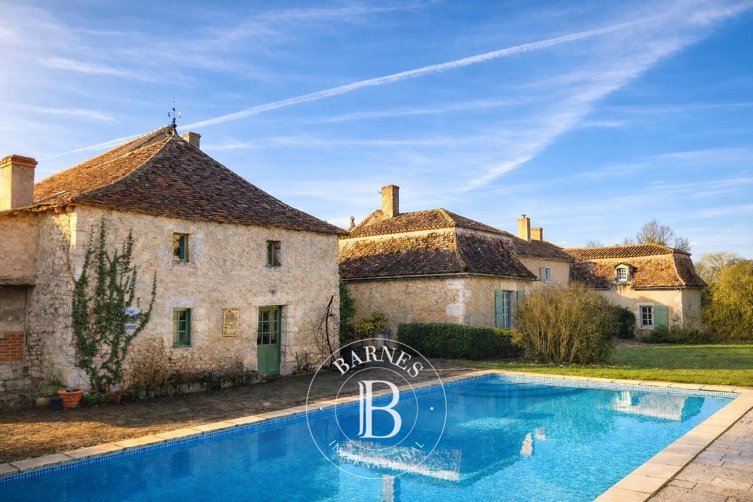 Proche Saint-Savin (86) - Manoir du XVIIIème siècle et ses dépendances - jardin de 8715 m² - picture 2