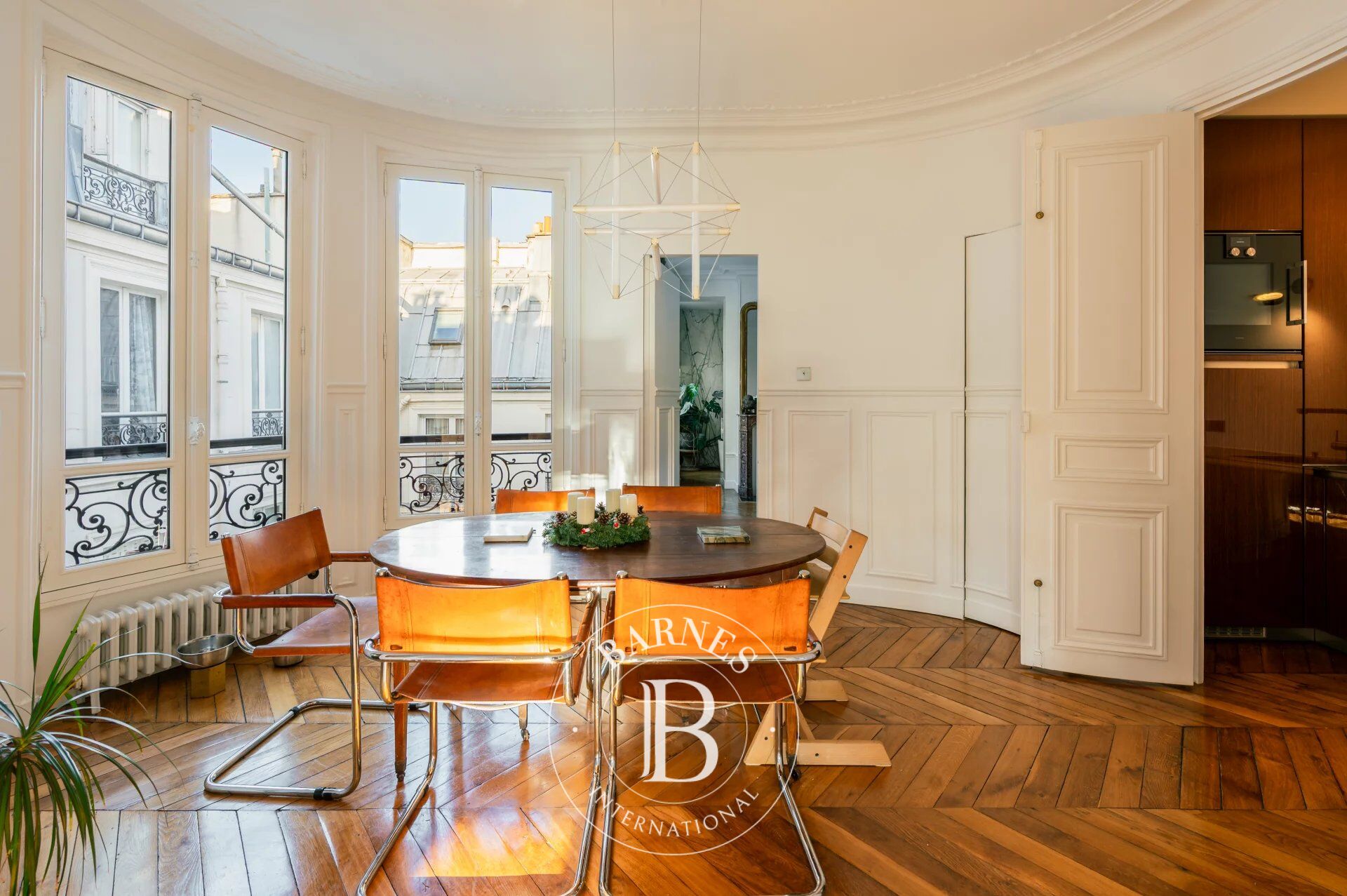 Paris 9ème - Square Montholon - Etage élevé - Ascenseur - 2 chambres - Balcon - Plein Sud - Rénovation par architecte - picture 2