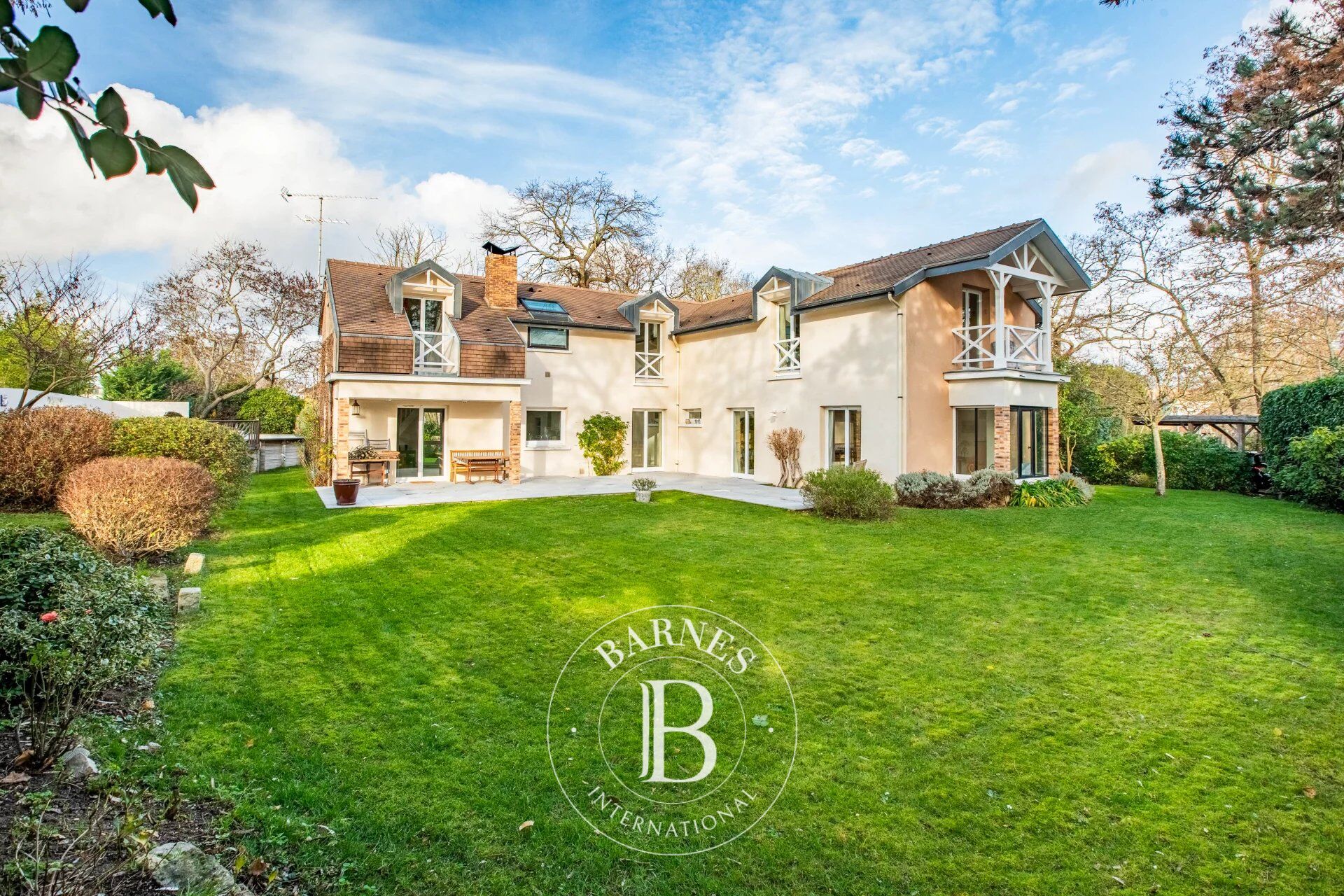 LE VESINET SUD - MAISON CONTEMPORAINE DE 1990 - 5 CHAMBRES - PISCINE CHAUFFÉE - picture 1