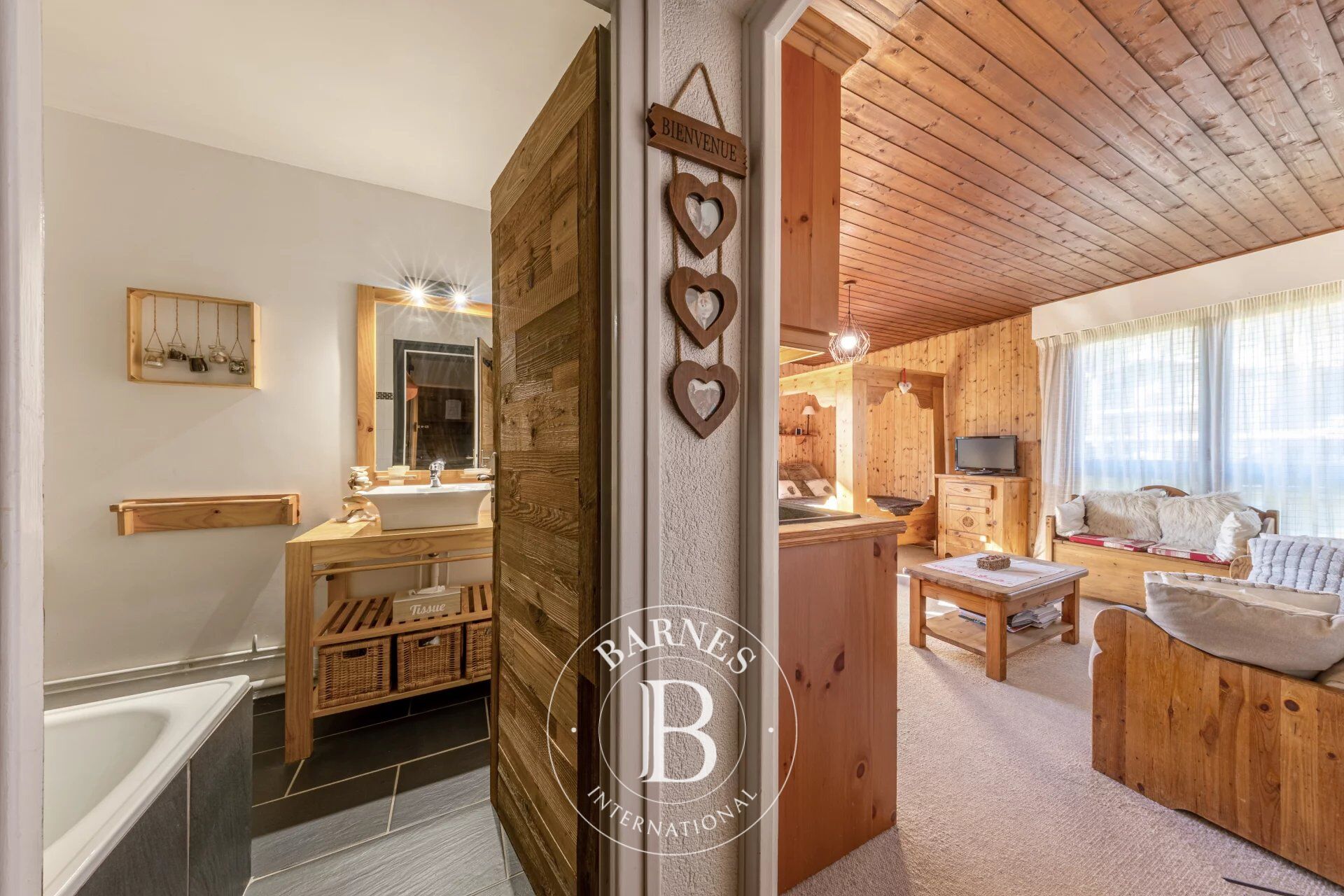 MEGÈVE – NEAR THE TOWN CENTRE – ONE-BEDROOM APARTMENT – RESIDENCE WITH SWIMMING POOL - picture 3