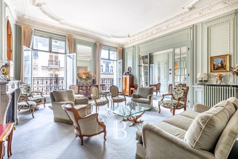 Paris 17th Arrondissement, Parc Monceau - 5-Bedroom Family and Reception Apartment - Continuous Balcony