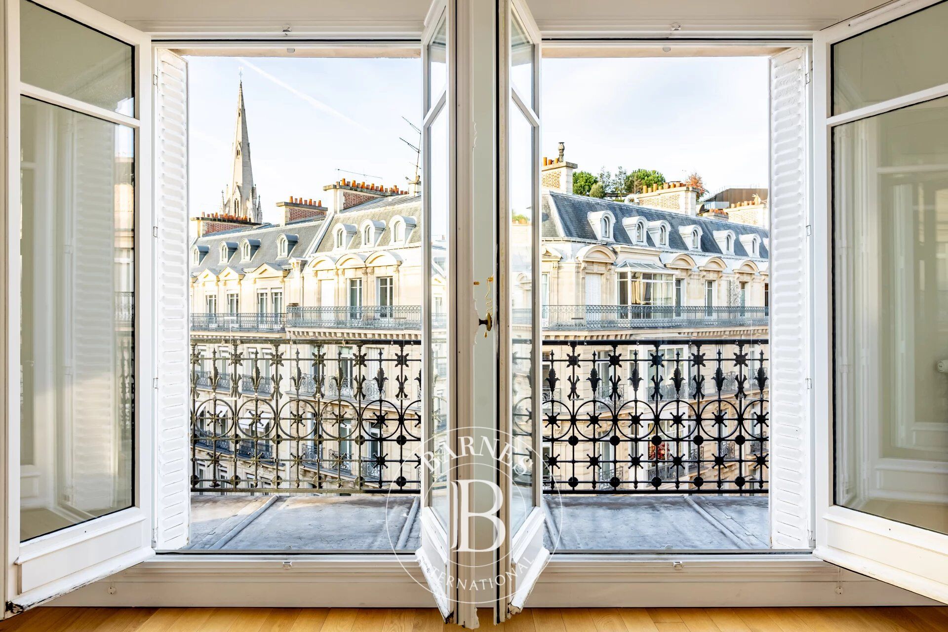 Paris 8ème - Triangle d'Or George V - Appartement d'angle avec large balcon, au 5ème étage - 3 chambres - picture 1