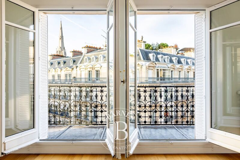 Paris 8ème - Triangle d'Or George V - Appartement d'angle avec large balcon, au 5ème étage - 3 chambres