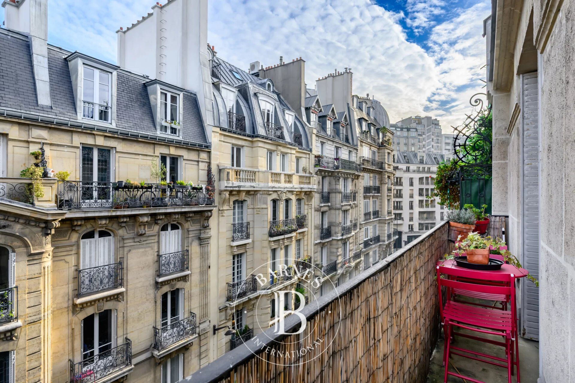 EXCLUSIVE LISTING - OFF MARKET - PARIS 18 - UPPER FLOOR - LIFT - CONTINUOUS BALCONY - 2 BD - DUAL ASPECT - RADIAL LAYOUT - PEACE AND QUIET - picture 3
