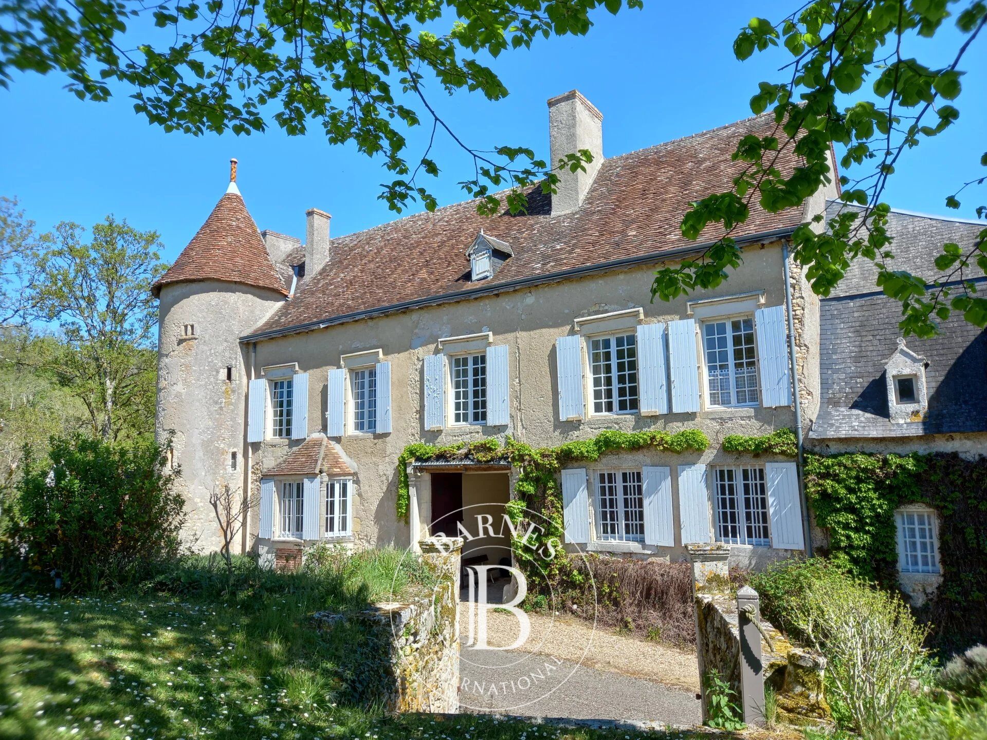 Between Touraine and Poitou – 15th- and 18th-century château – 7,6 hectare of land - picture 3