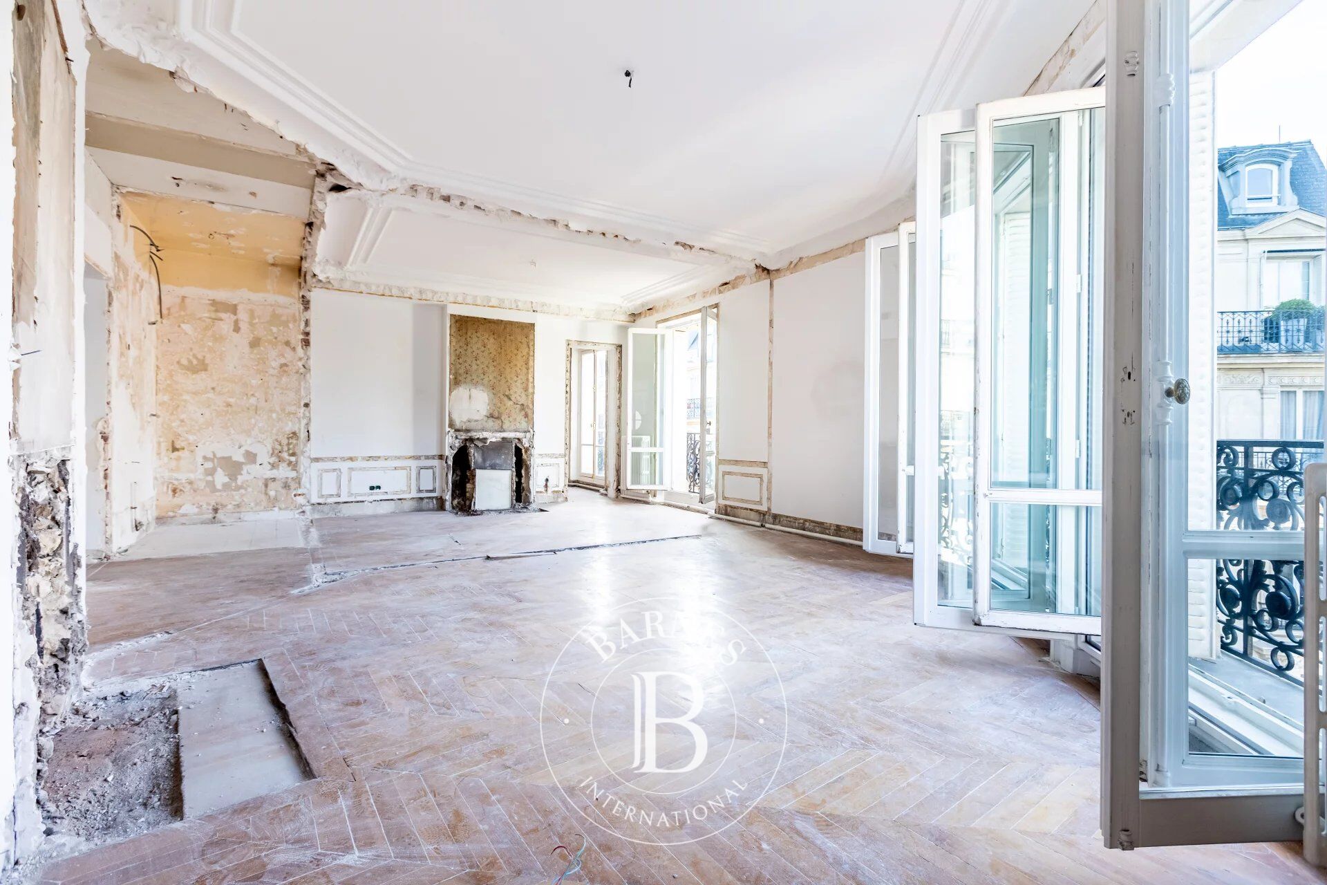 Paris 8ème - George V - Appartement d'angle au 4ème étage, à rénover entièrement - 3 chambres - picture 2