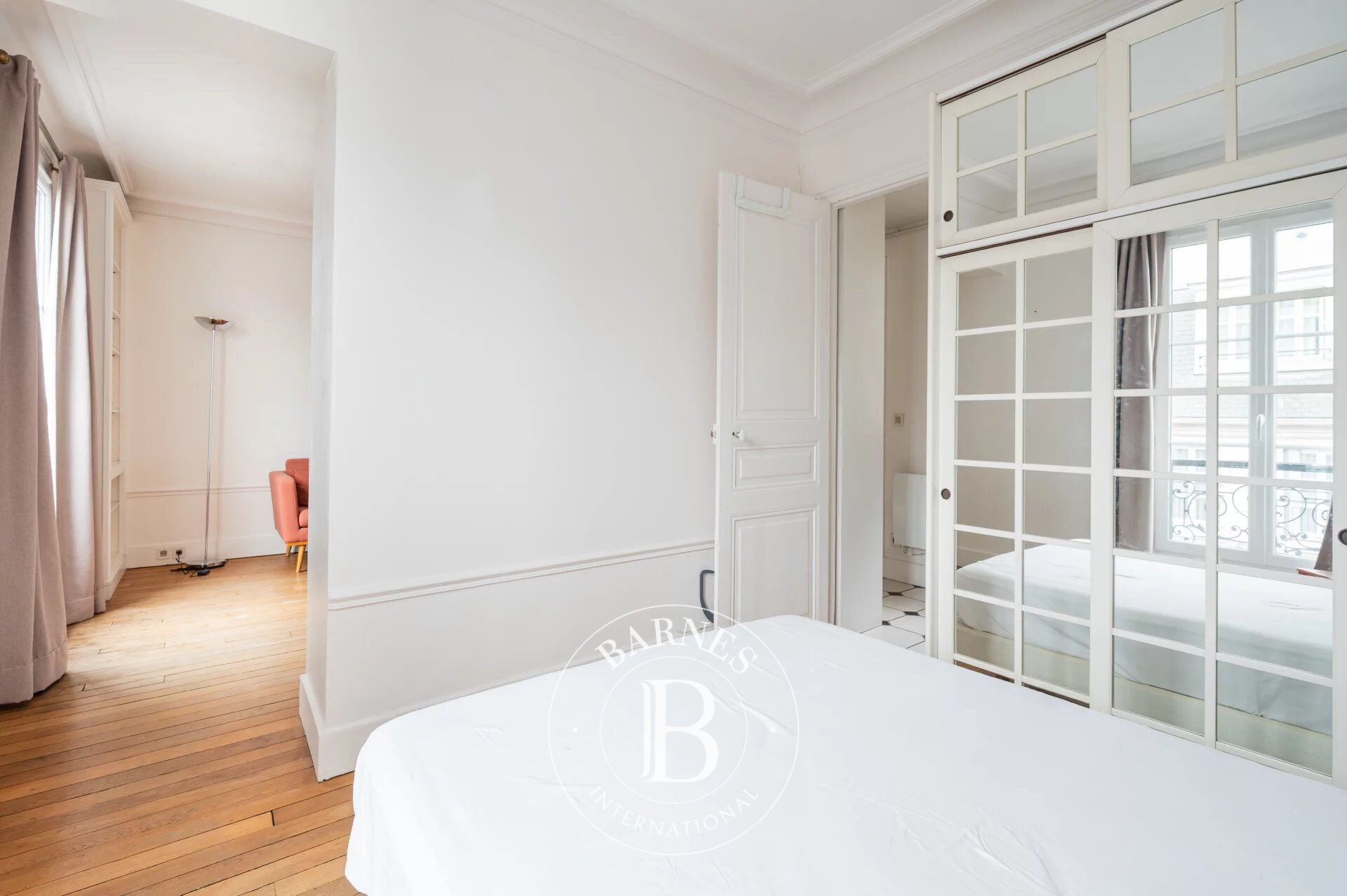 PARIS 18 - ABBESSES - ONE BEDROOM - UPPER FLOOR - LIGHT - picture 3