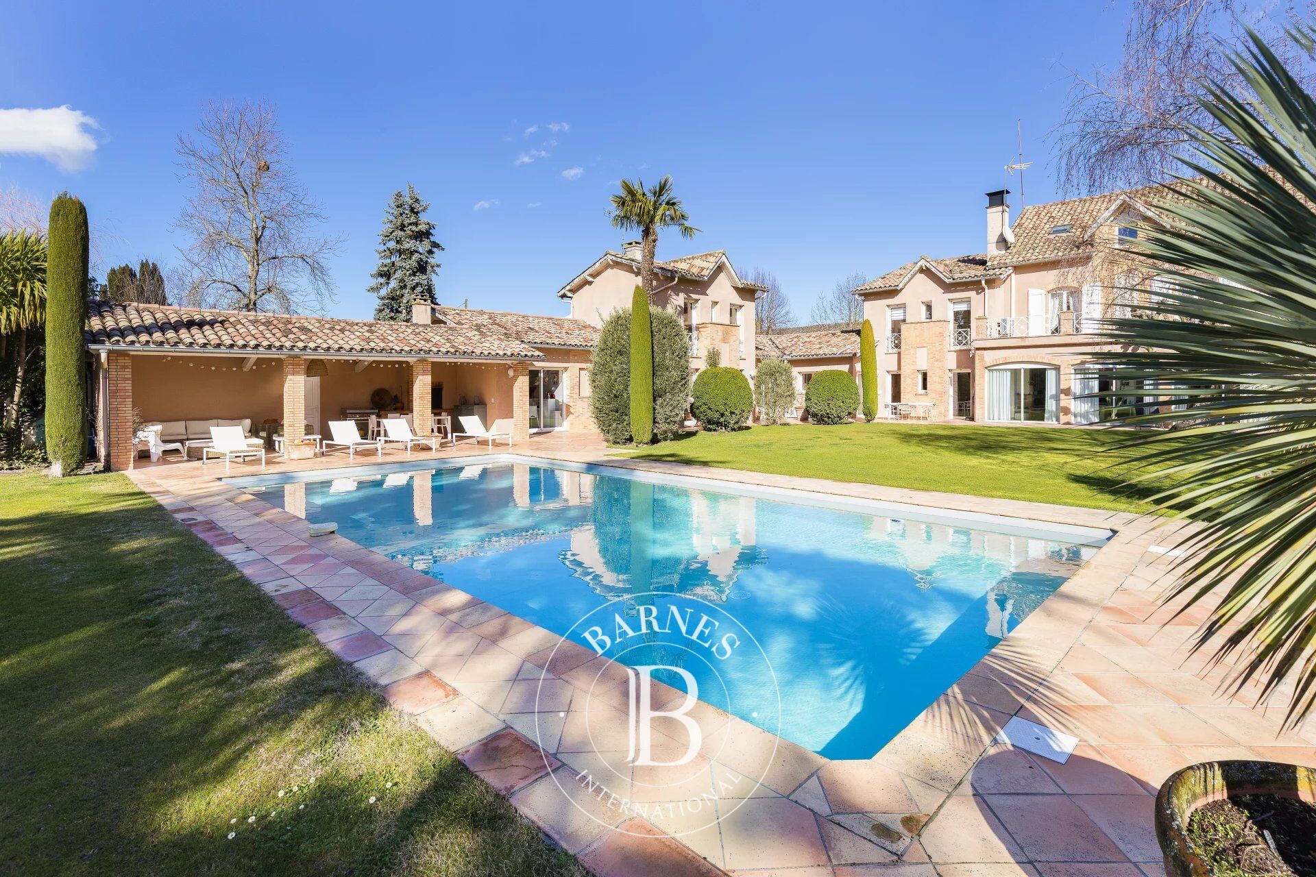 Exceptionnelle propriété familiale - dépendance et piscine - picture 1