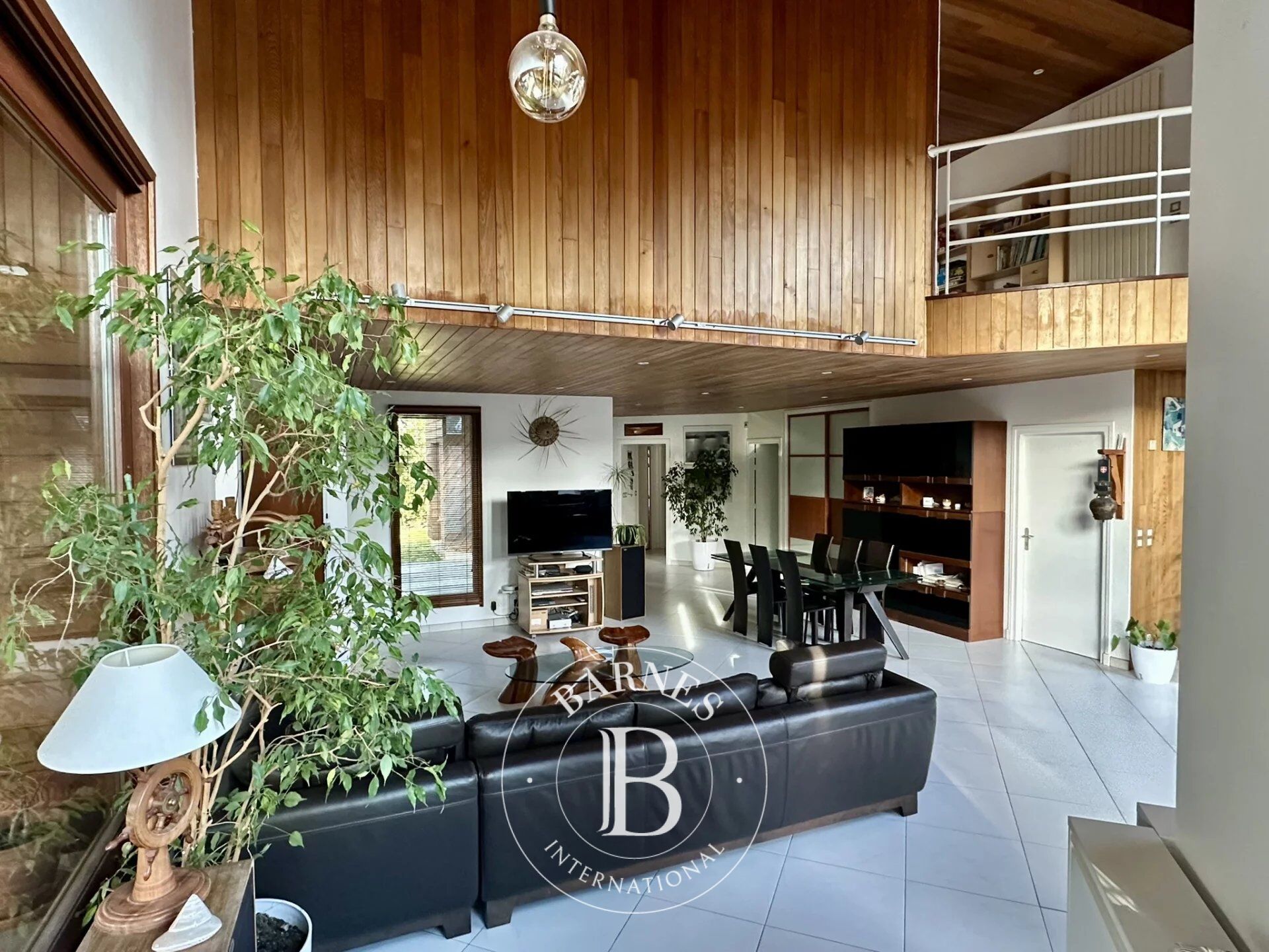 Exclusive Listing - Saint-Michel-sur-Orge (91) - Contemporary house with indoor pool and outbuildings - Close to Amenities - picture 2