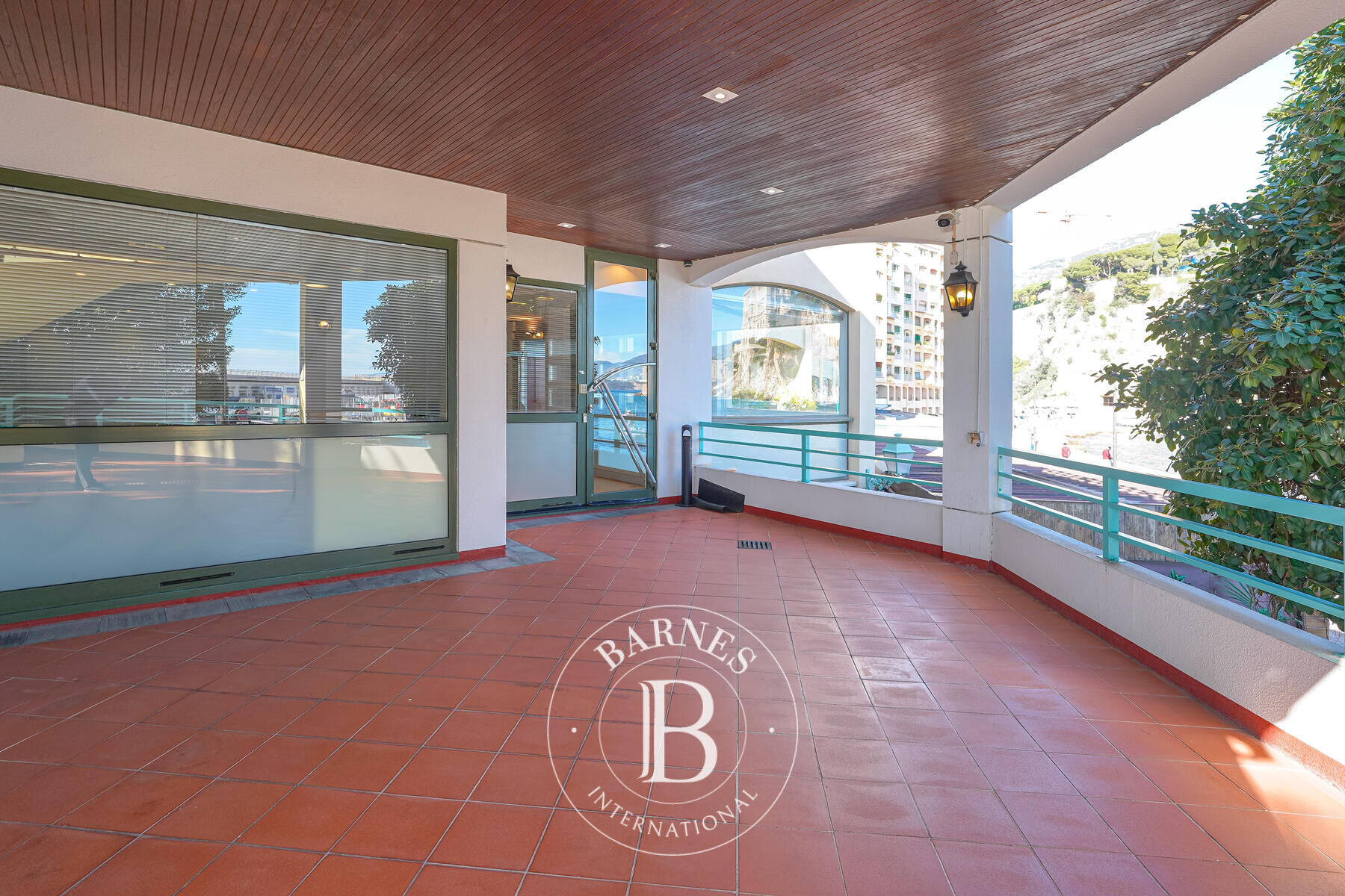 FONTVIELLE - GRAND LARGE - SPACIOUS OFFICES ON GROUND FLOOR - picture 2