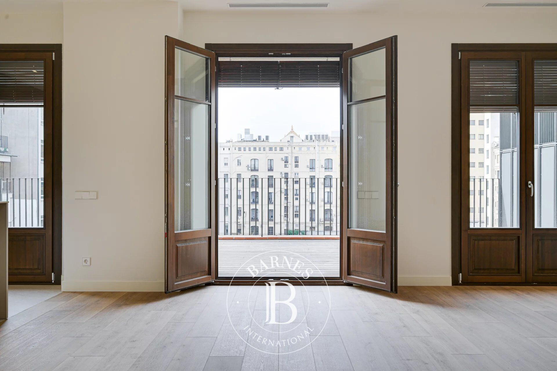 Luxury penthouse with dual orientation and a large terrace in the heart of the Eixample - picture 1