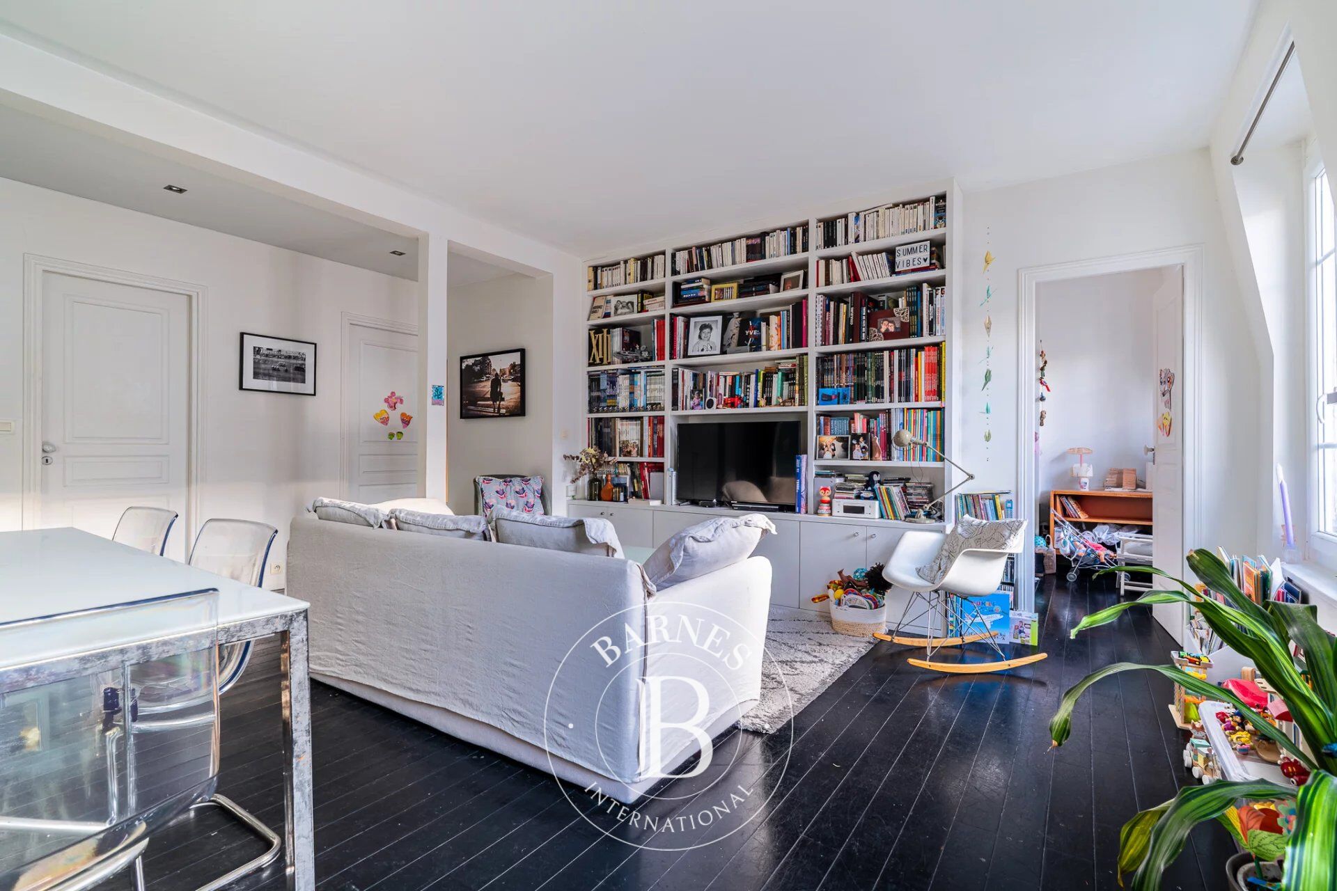 Exclusivité - Levallois-Louise Michel - Dernier étage d'un immeuble ancien  - Appartement 3 pièces - 2 chambres - Lumineux et ensoleillé - Vue dégagée - Proche des commerces et du Métro ligne 3 - picture 3