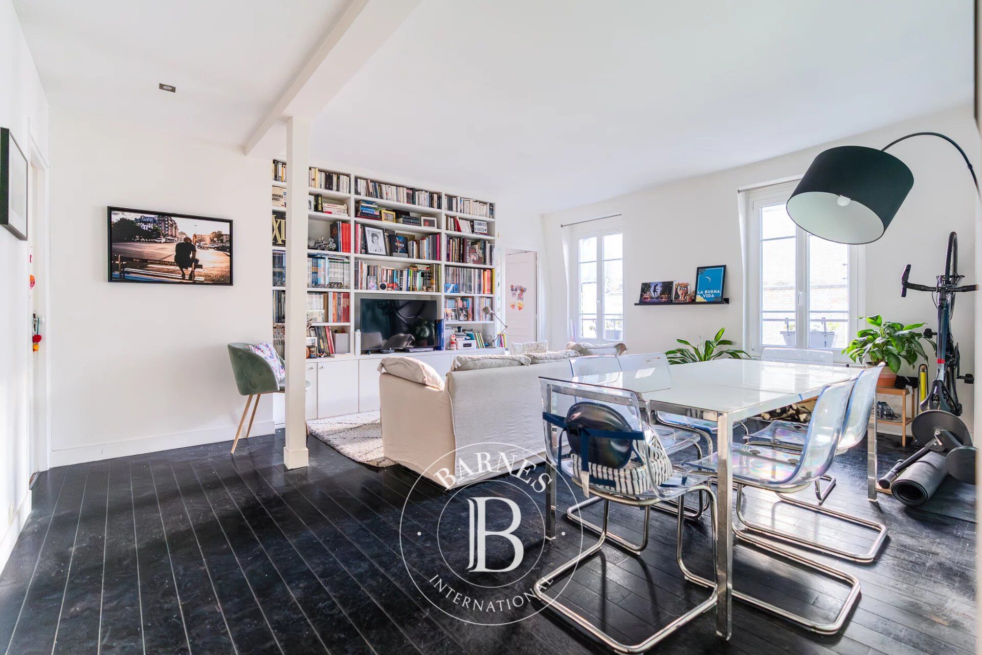 Exclusivité - Levallois-Louise Michel - Dernier étage d'un immeuble ancien  - Appartement 3 pièces - 2 chambres - Lumineux et ensoleillé - Vue dégagée - Proche des commerces et du Métro ligne 3 - picture 1