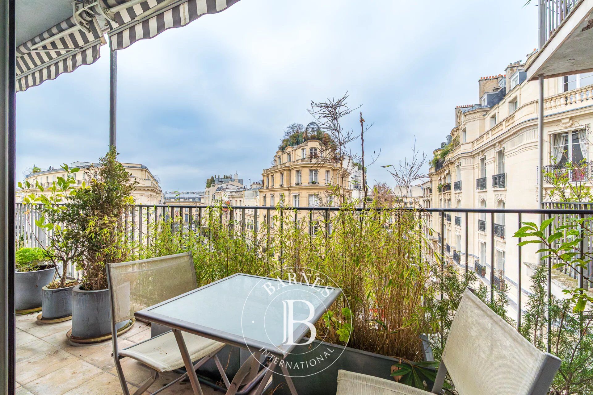 PARIS 16 - OCDE - Appartement 1 /2 chambres - Vue dégagée - picture 2