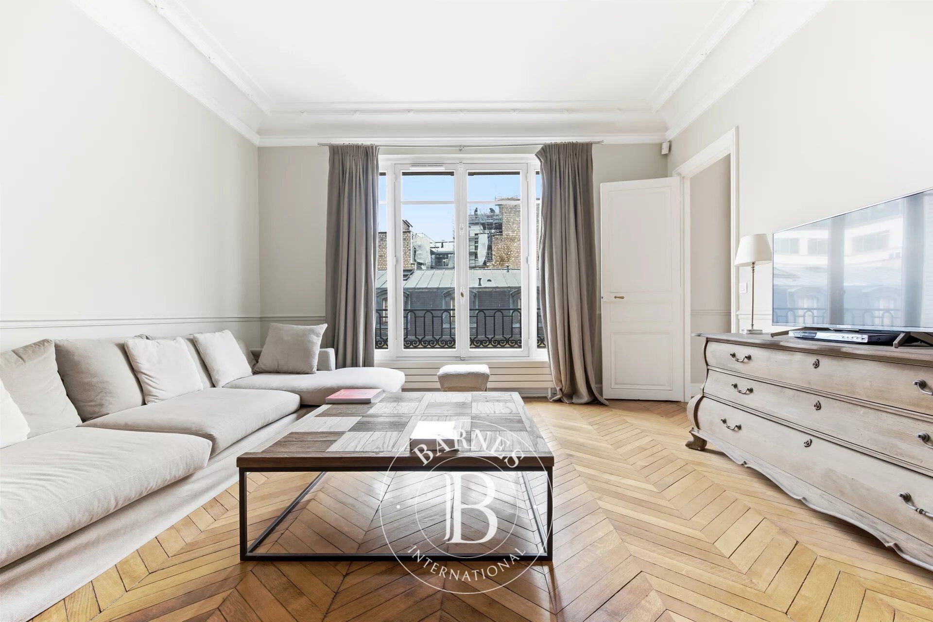 Paris 8 - Faubourg Saint-Honoré - Matignon - Appartement de 135 m² - 2 ou 3 chambres - 4ème étage  - Parking - picture 2