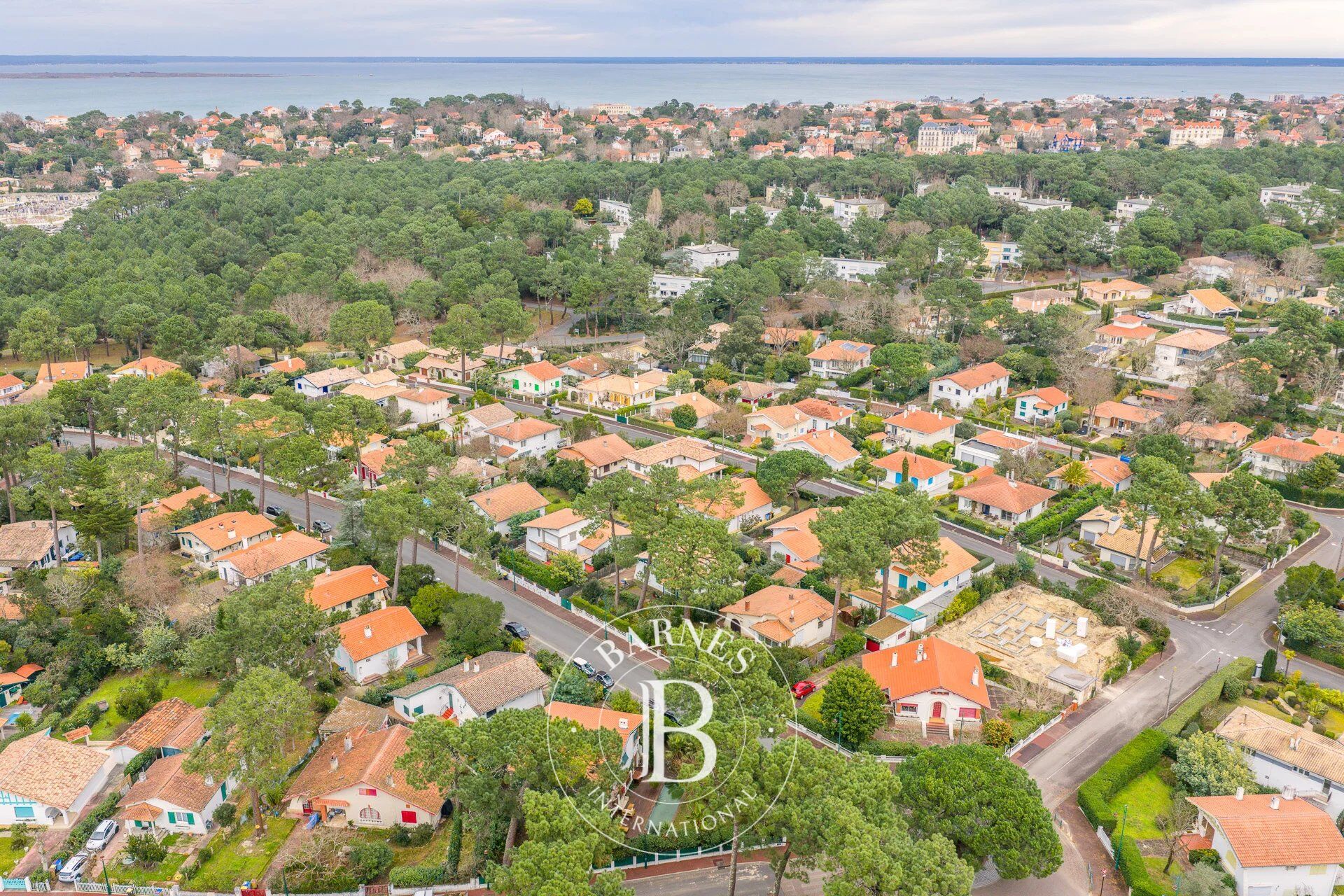 VILLA BASCO LANDAISE RÉNOVÉE AVEC PISCINE DANS LE QUARTIER DES ABATILLES À ARCACHON - picture 2