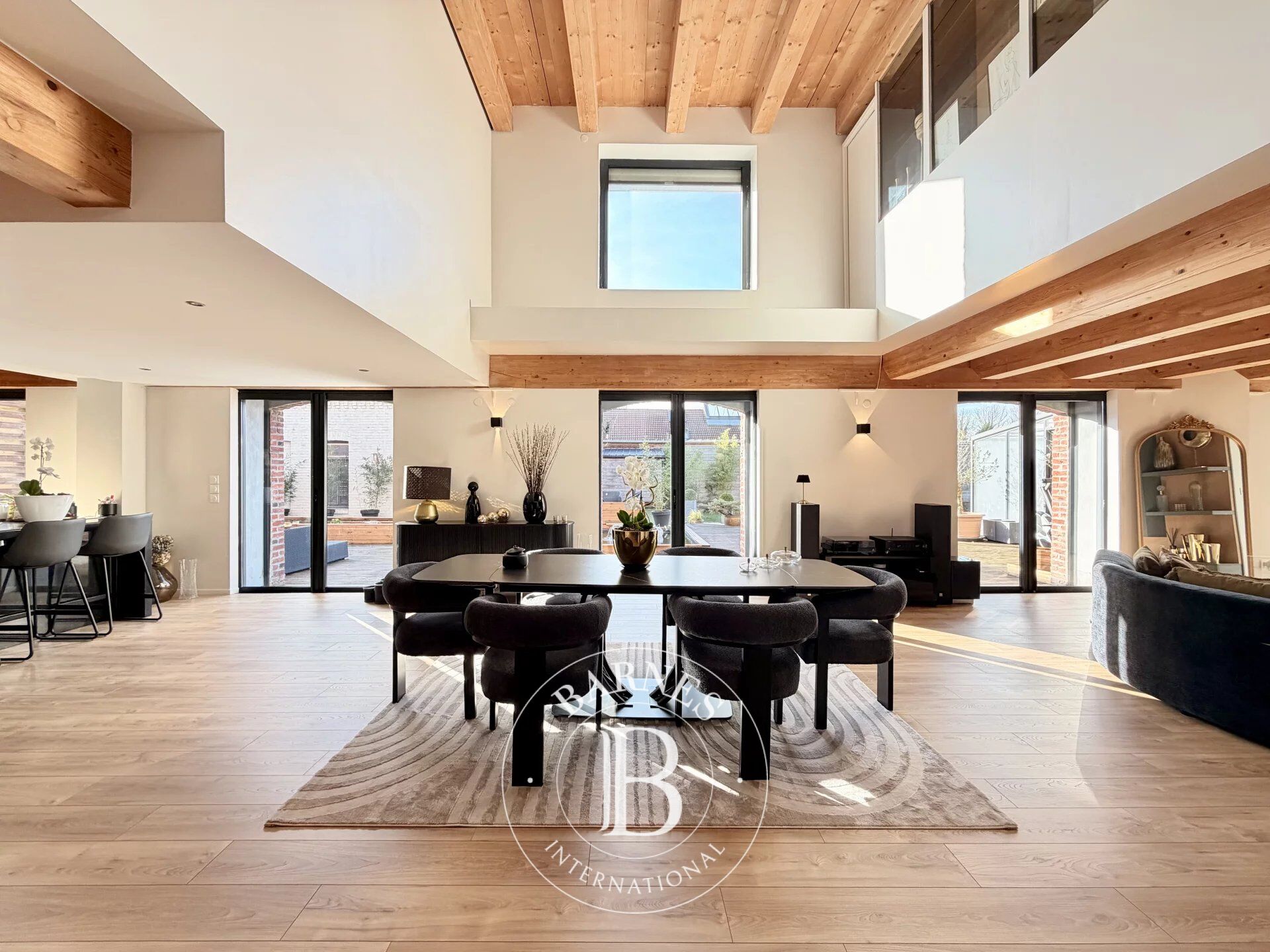 Loft 220m2, 3 chambres, bureau, terrasse 360m2, stationnements sécurisés - picture 1