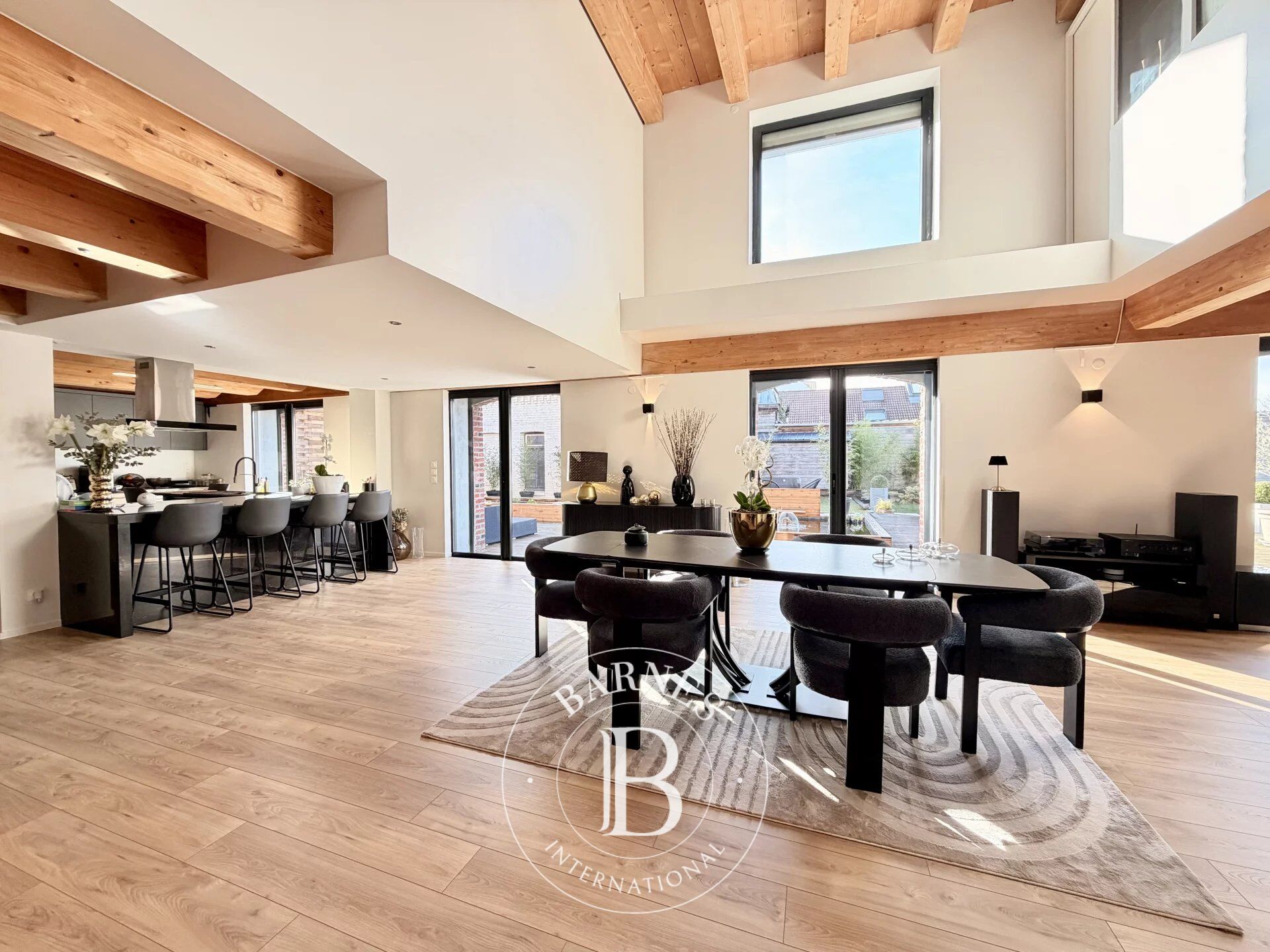 Loft 220m2, 3 chambres, bureau, terrasse 360m2, stationnements sécurisés - picture 2