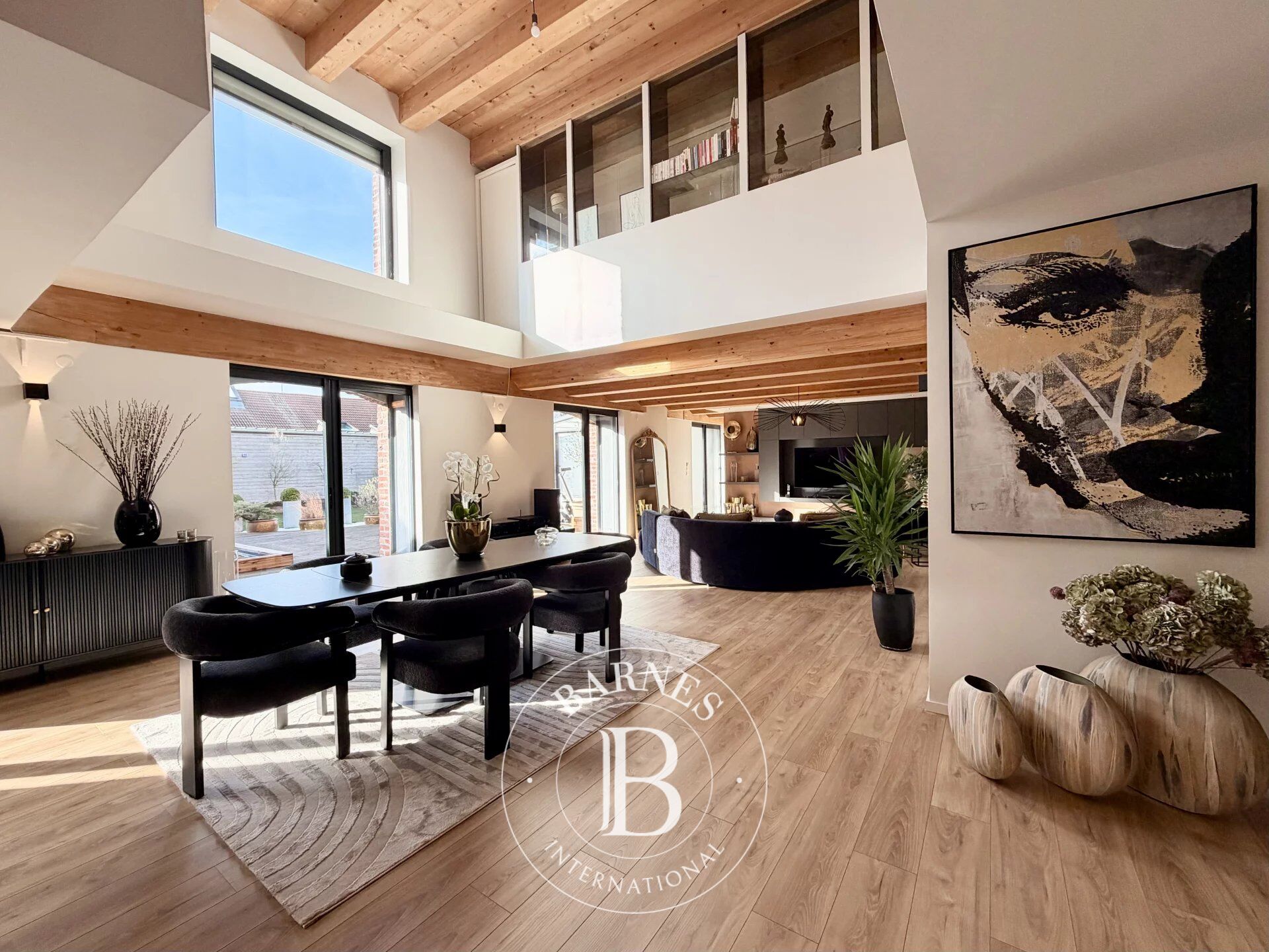 Loft 220m2, 3 chambres, bureau, terrasse 360m2, stationnements sécurisés - picture 3