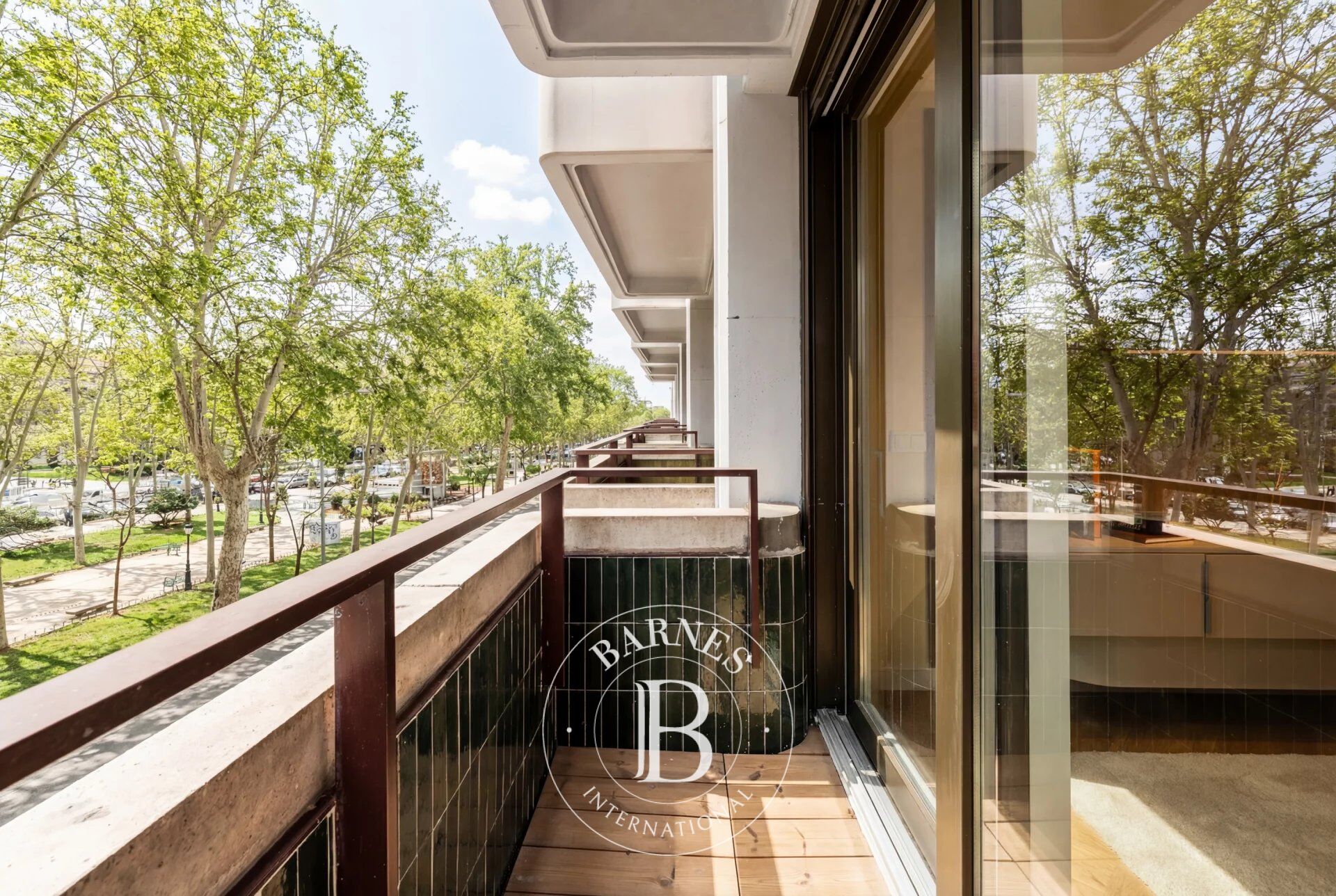Luxuswohnung am Paseo del Prado. Privatterrasse mit Blick auf die jahrhundertealten Bäume des Boulevards. Dachterrasse mit Pool und Madrids Skyline. Exklusiv bei BARNES Madrid - picture 3