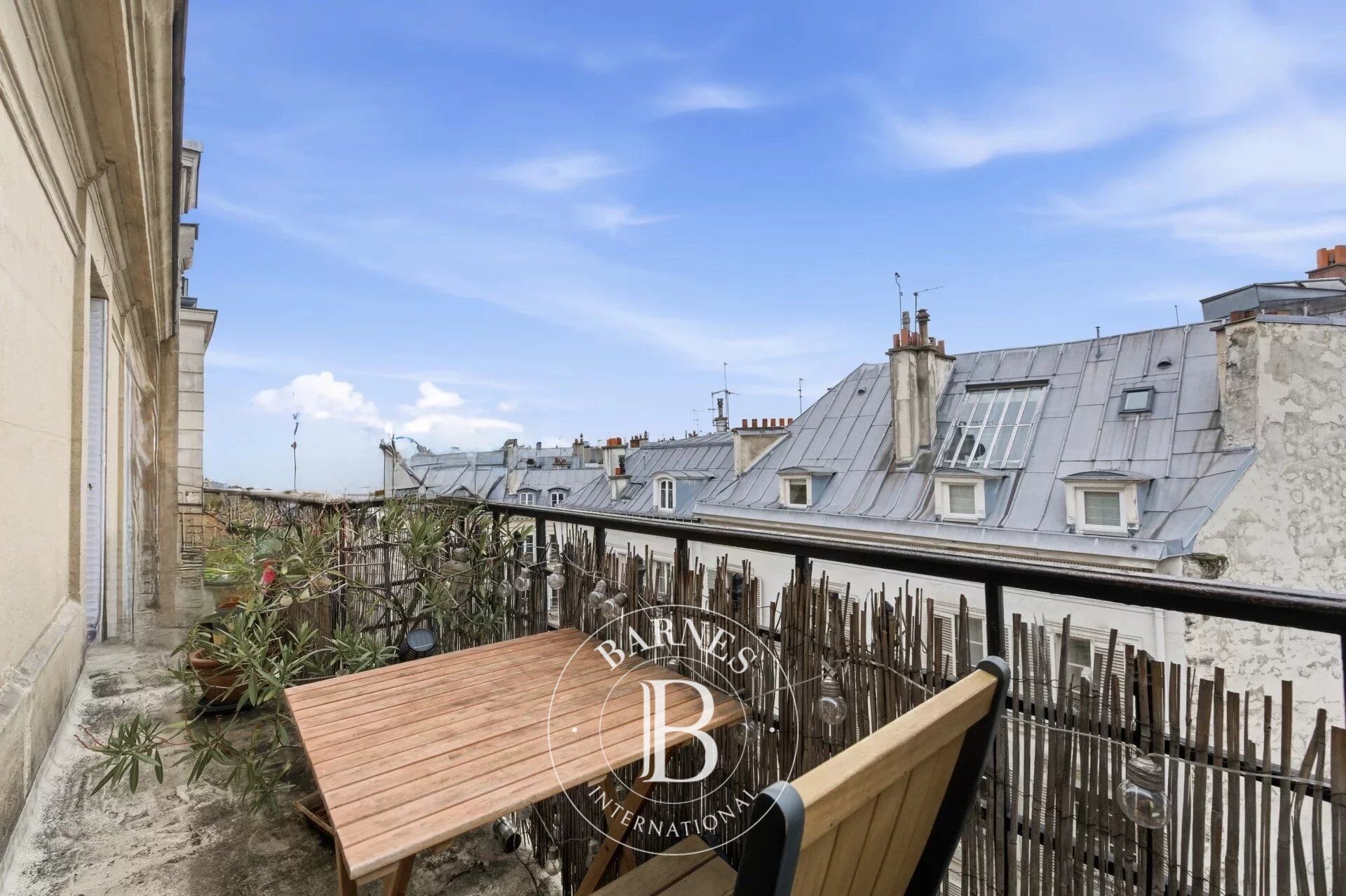 PARIS 9EME - TURGOT - 5EME ETAGE - ASCENSEUR - LARGE BALCON FILANT - VUE DEGAGEE - PLEIN OUEST - APPARTEMENT A RENOVER - 2 CH OU 3 CH - picture 1