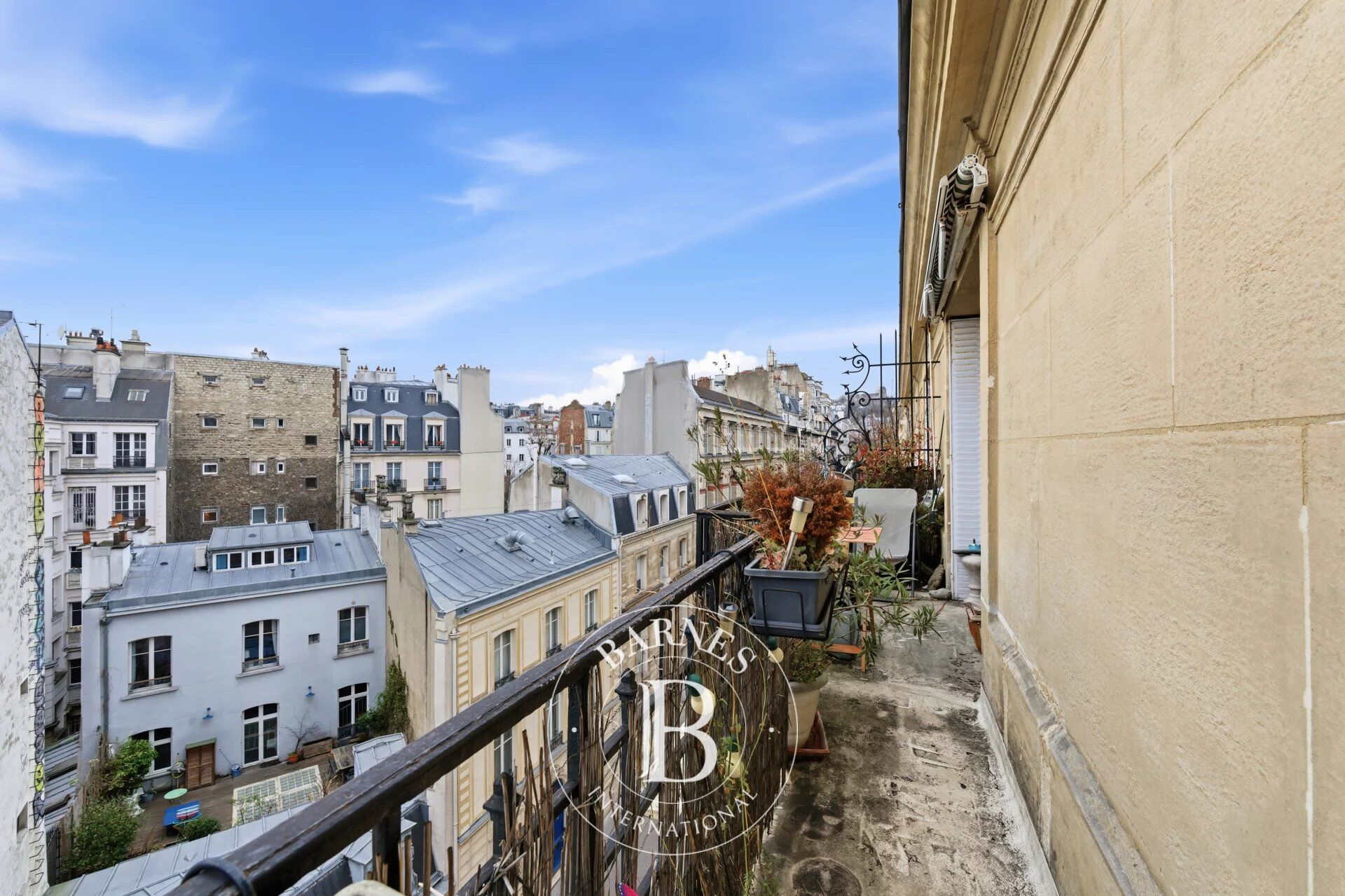 PARIS 9EME - TURGOT - 5EME ETAGE - ASCENSEUR - LARGE BALCON FILANT - VUE DEGAGEE - PLEIN OUEST - APPARTEMENT A RENOVER - 2 CH OU 3 CH - picture 3