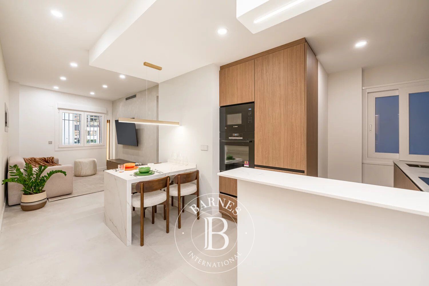 Piso reformado a estrenar de 2 dormitorios en Salamanca – Goya - picture 1