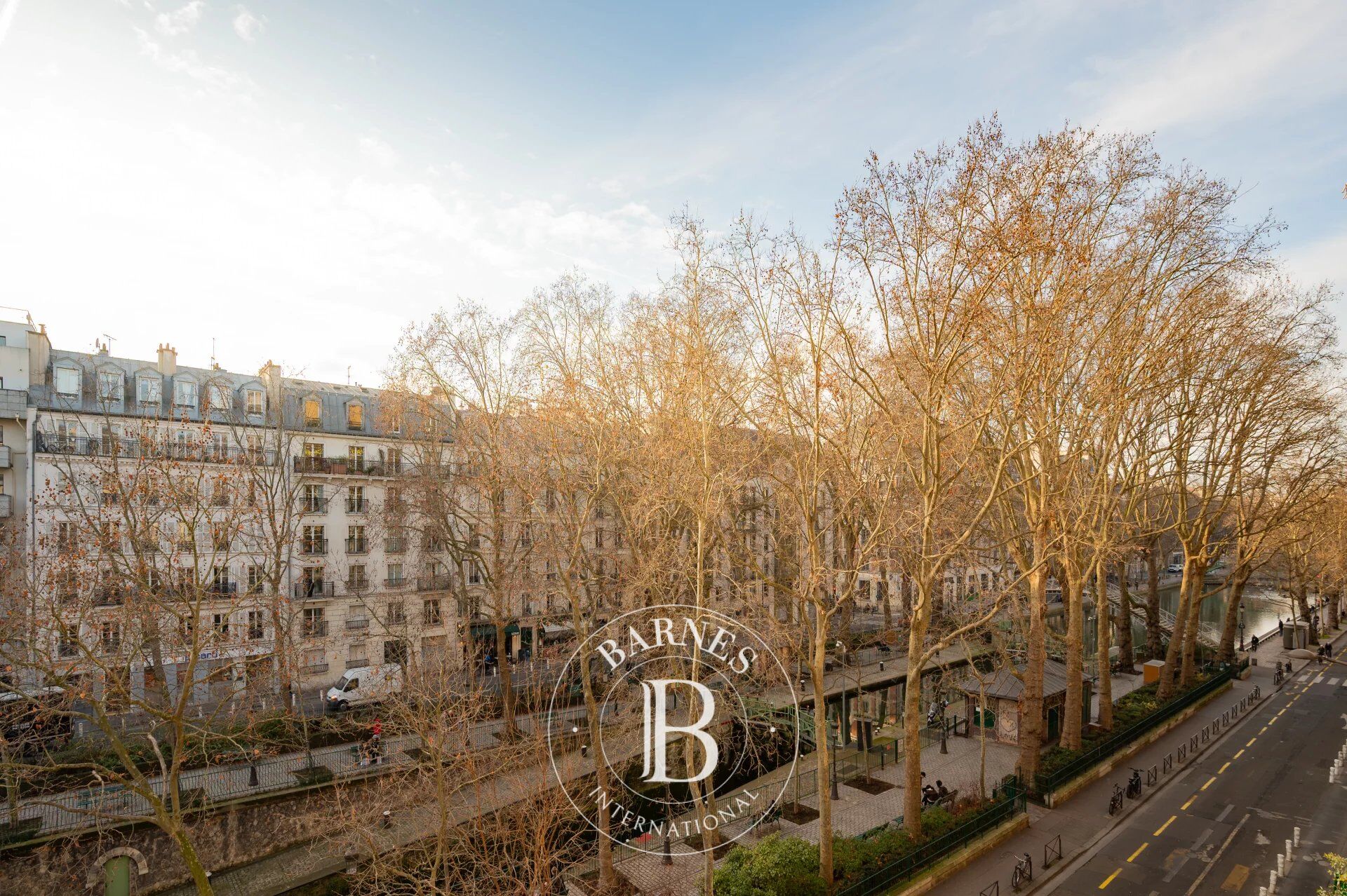 Canal Saint-Martin - Period charm with 3 bedrooms - Canal view - Immaculate condition. - picture 2