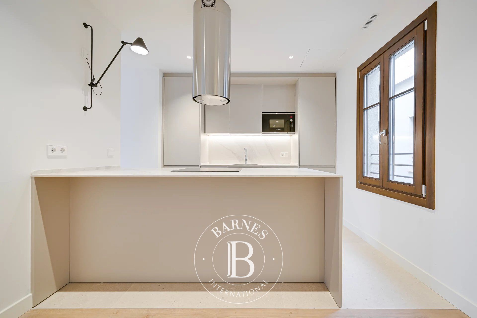 Bright top-floor apartment with terrace and privacy in the heart of the Eixample - picture 2