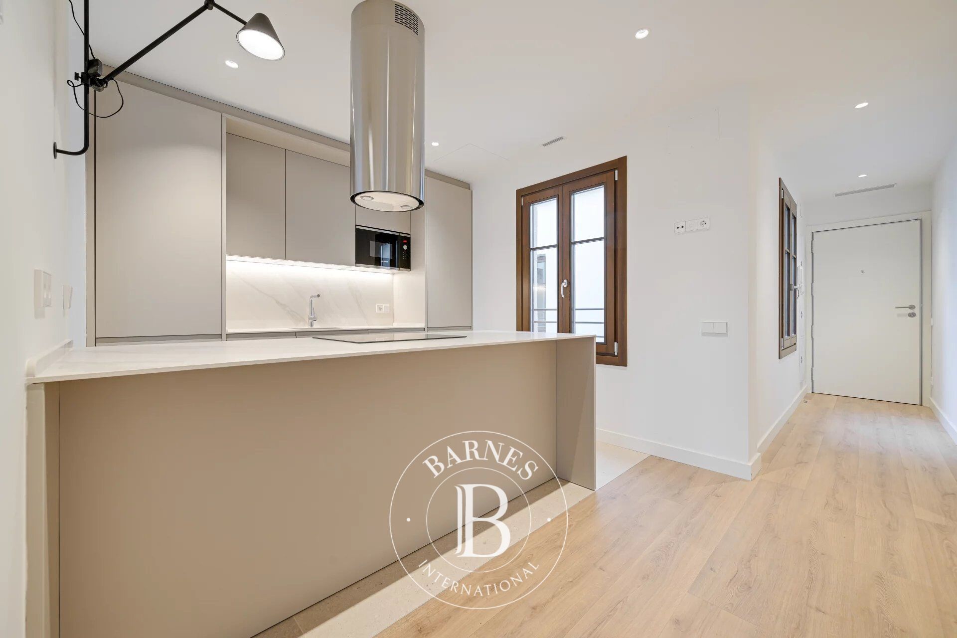 Bright top-floor apartment with terrace and privacy in the heart of the Eixample - picture 3