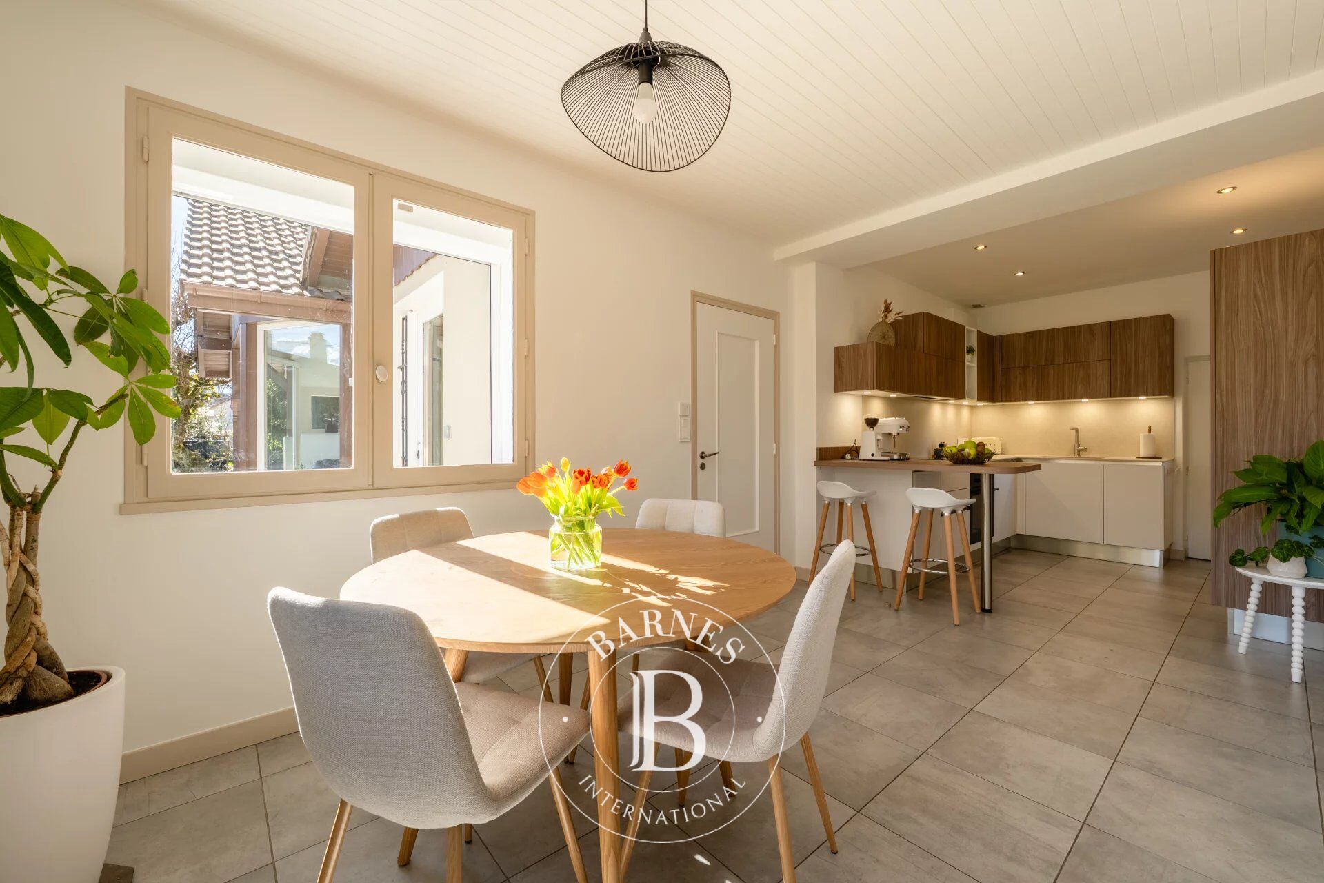 BARNES ANNECY | RIVE OUEST – MAISON FAMILIALE AVEC JARDIN – DEPENDANCE - VUE LAC - picture 1