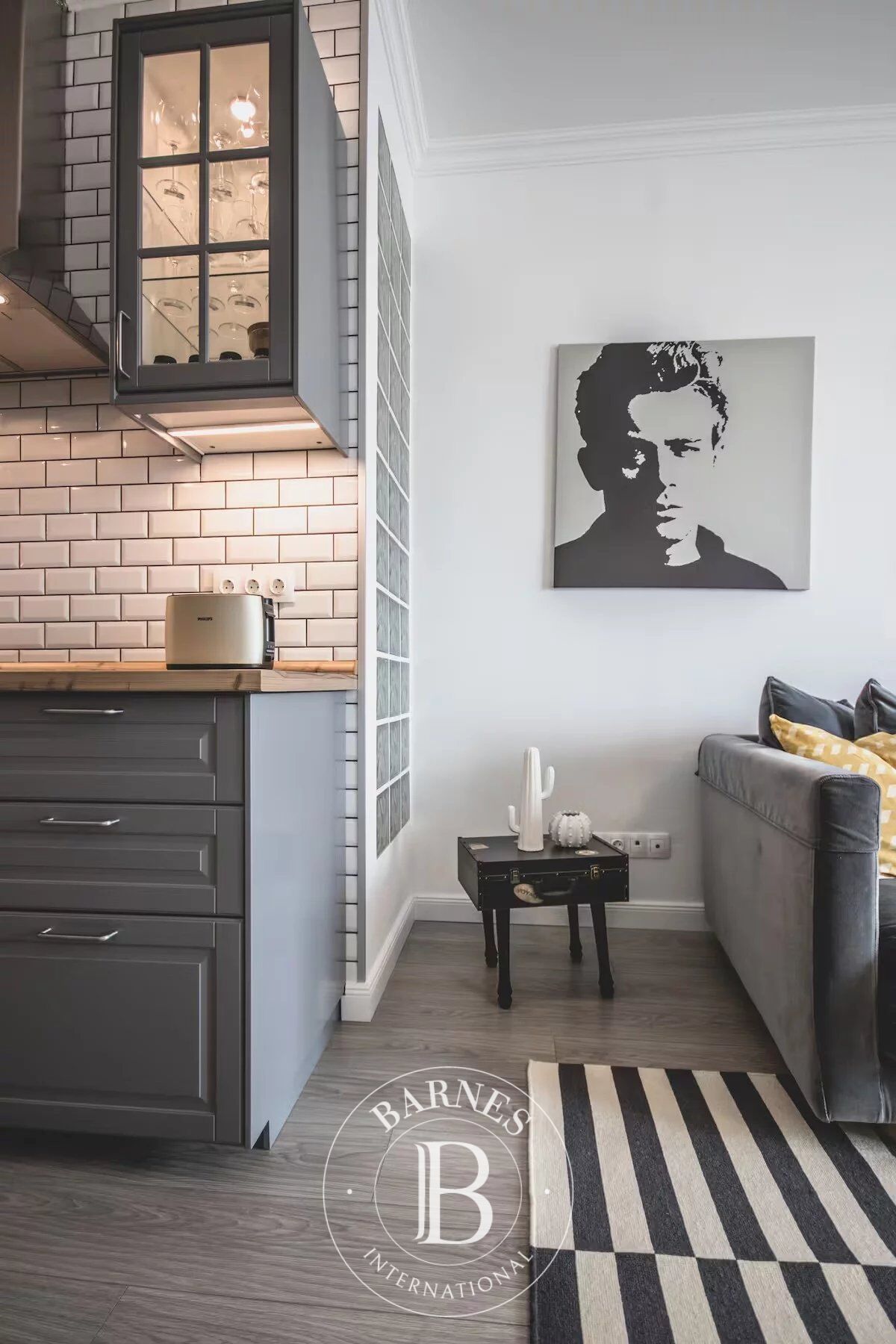 For Rent: 2-Bedroom Vintage Apartment Near the Basilica - picture 3