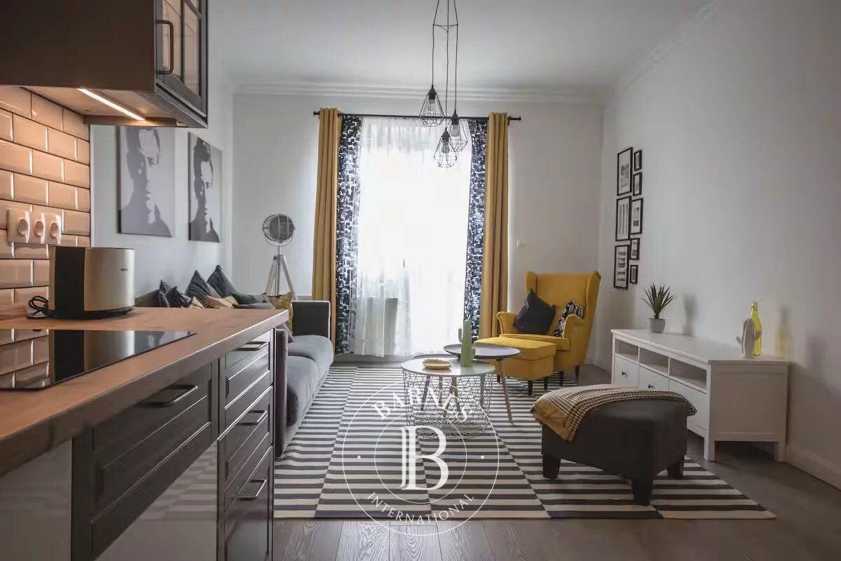 For Rent: 2-Bedroom Vintage Apartment Near the Basilica - picture 2