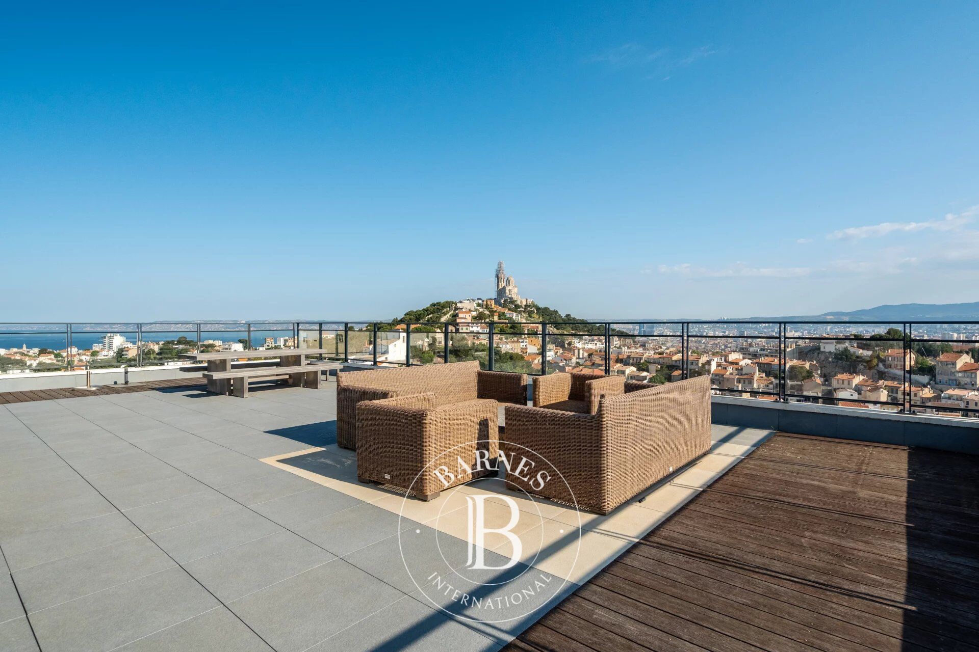 LOCATION VIDE - 13008 - PENTHOUSE VUE MER ET NOTRE-DAME DE LA GARDE - TERRASSE - GARAGE. - picture 2