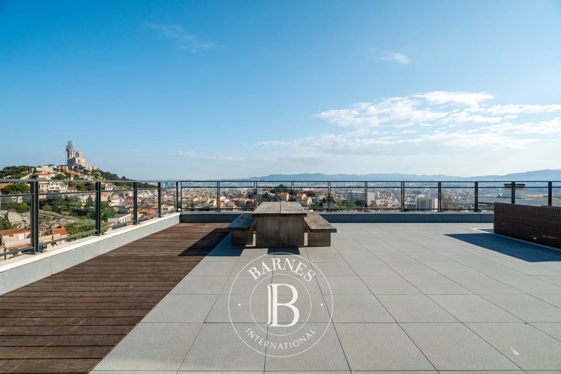 LOCATION VIDE - 13008 - PENTHOUSE VUE MER ET NOTRE-DAME DE LA GARDE - TERRASSE - GARAGE. - picture 3