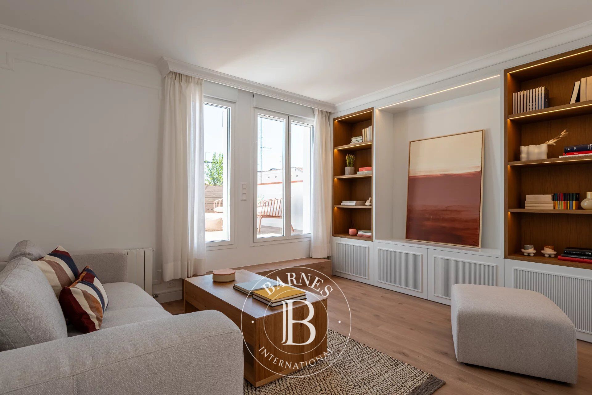 Ático luminoso con balcones en edificio clásico en Trafalgar - picture 2