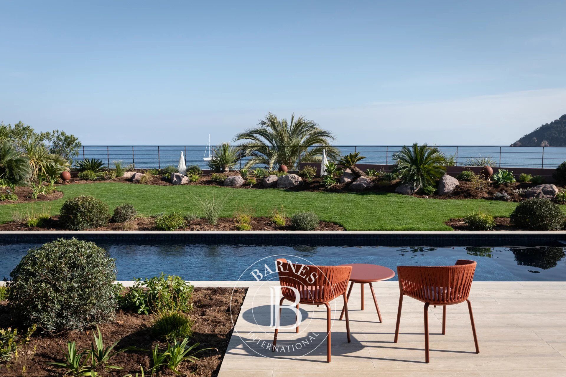 MANDELIEU-LA-NAPOULE - WATERFRONT CONTEMPORARY VILLA - PANORAMIC SEA VIEW - picture 1
