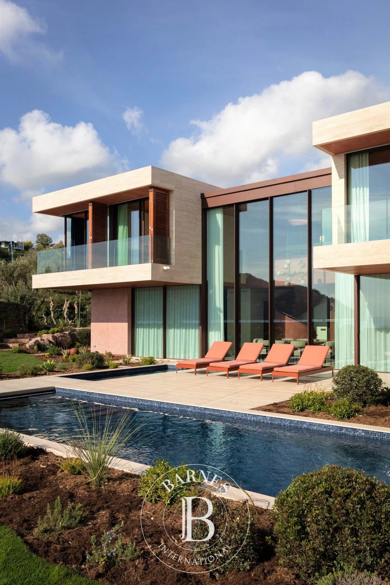 MANDELIEU-LA-NAPOULE - VILLA CONTEMPORAINE PIEDS DANS L'EAU - VUE MER PANORAMIQUE - picture 2