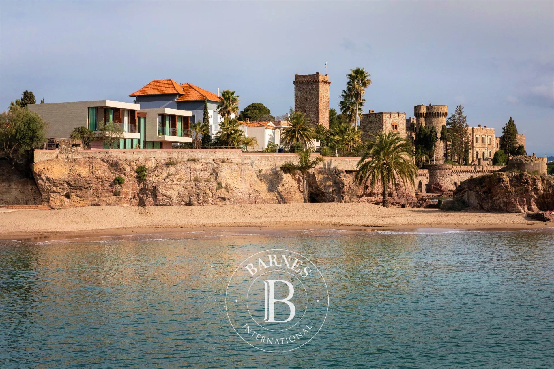 MANDELIEU-LA-NAPOULE - VILLA CONTEMPORAINE PIEDS DANS L'EAU - VUE MER PANORAMIQUE - picture 3
