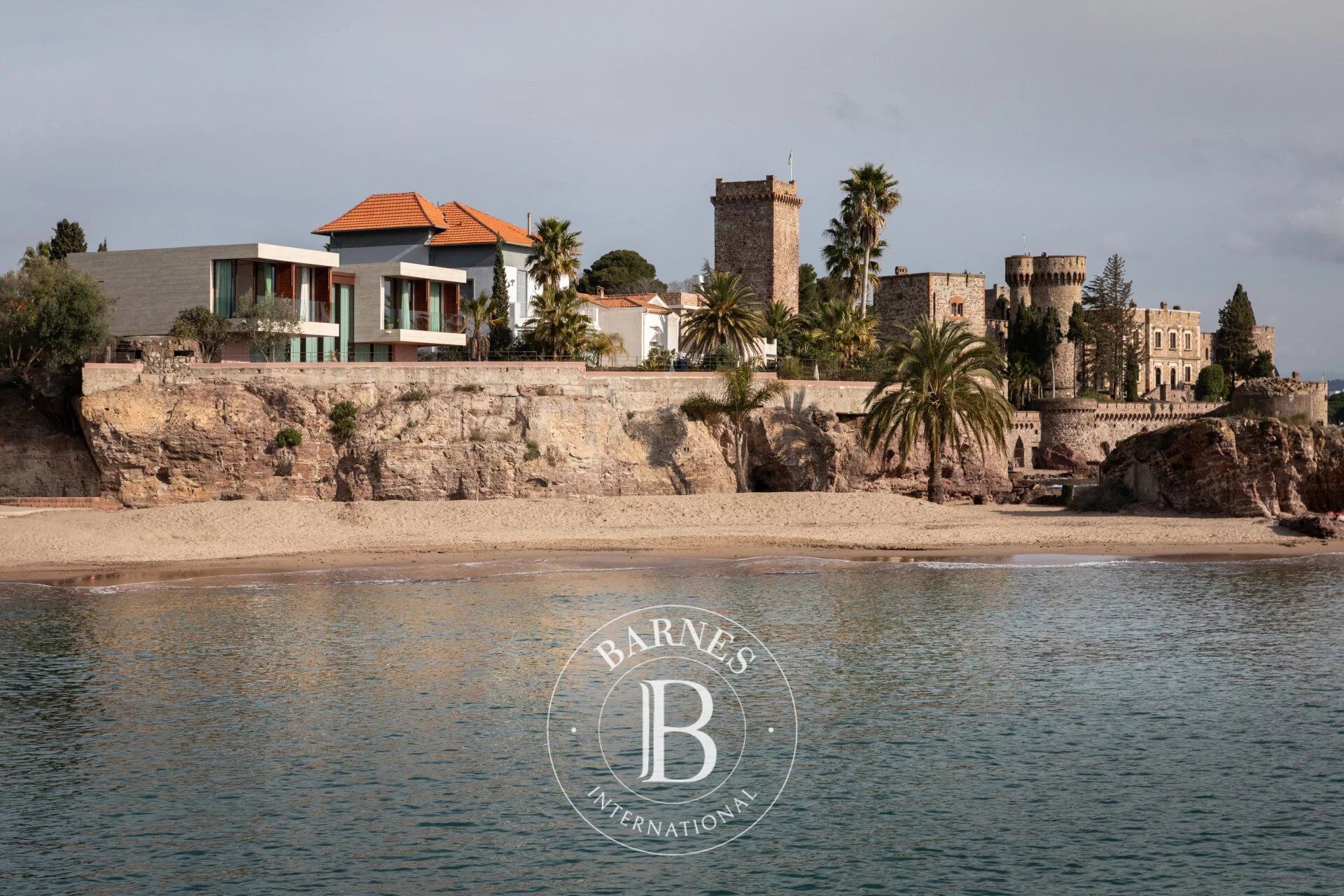 MANDELIEU-LA-NAPOULE - WATERFRONT CONTEMPORARY VILLA - PANORAMIC SEA VIEW - picture 2