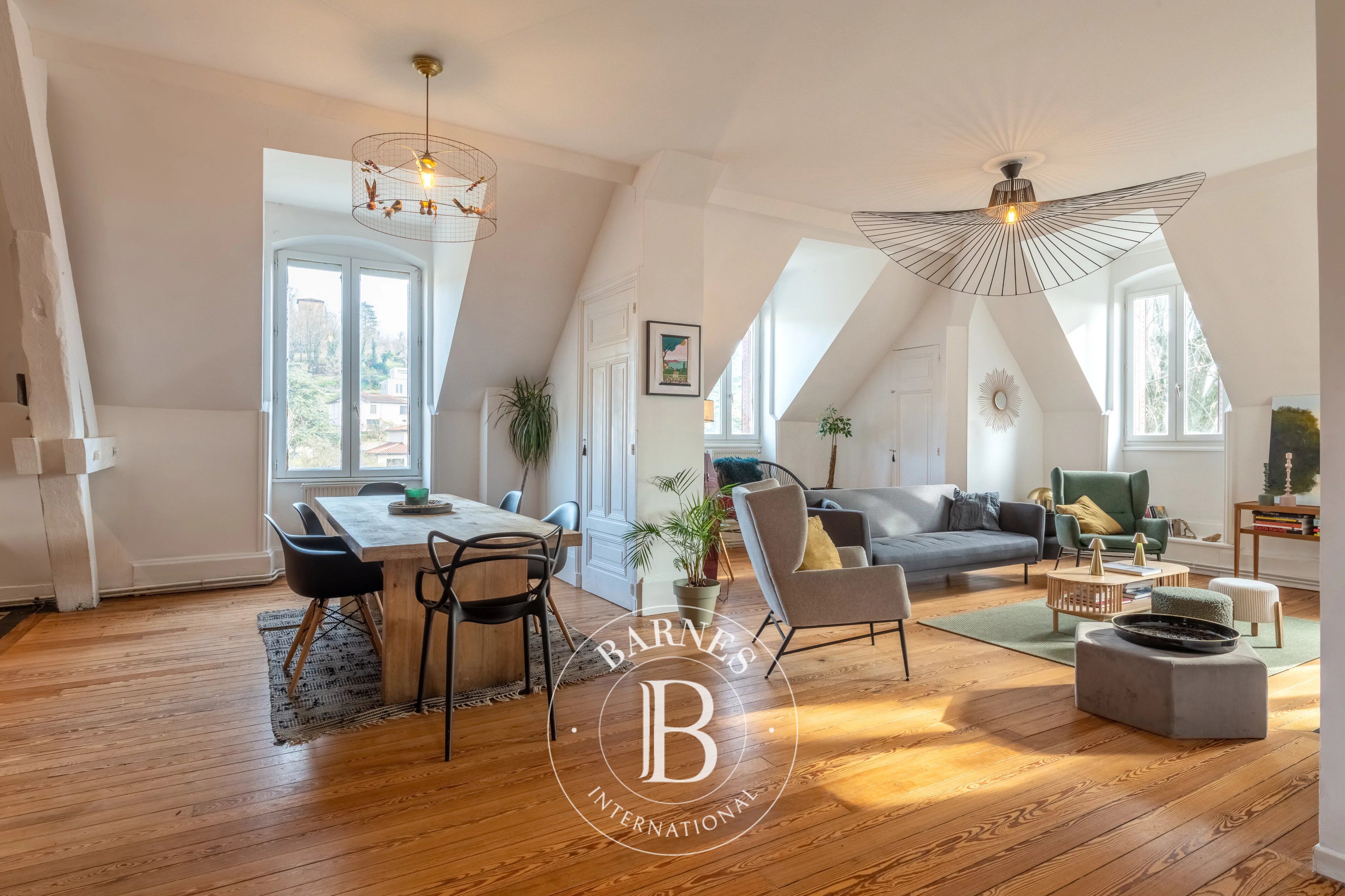 Appartement de charme – dernier étage - 130 m² Carrez / 200 m² au sol – 3 chambres – Grenier aménageable  60m² – 2 stationnements – Cave - Parc collectif - picture 1