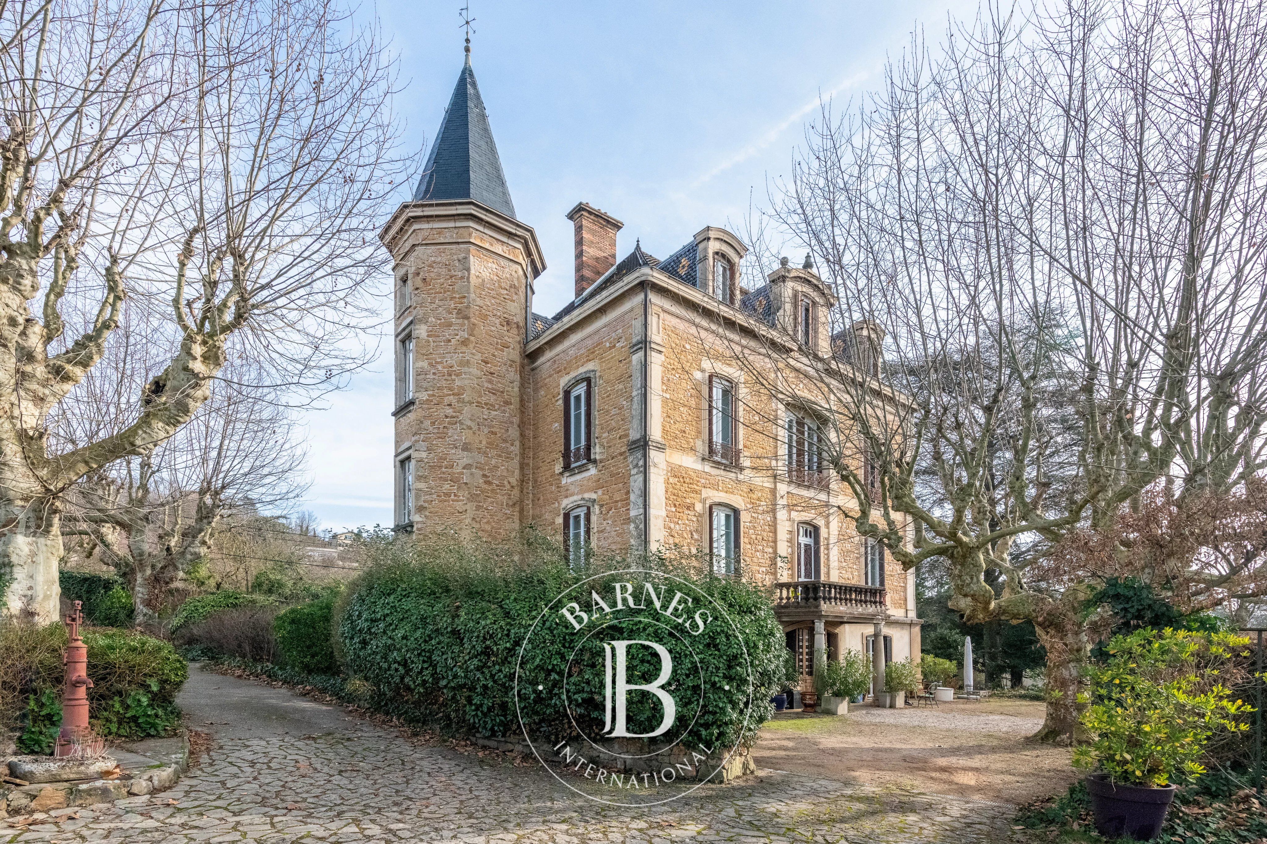 Appartement de charme – dernier étage - 130 m² Carrez / 200 m² au sol – 3 chambres – Grenier aménageable  60m² – 2 stationnements – Cave - Parc collectif - picture 2