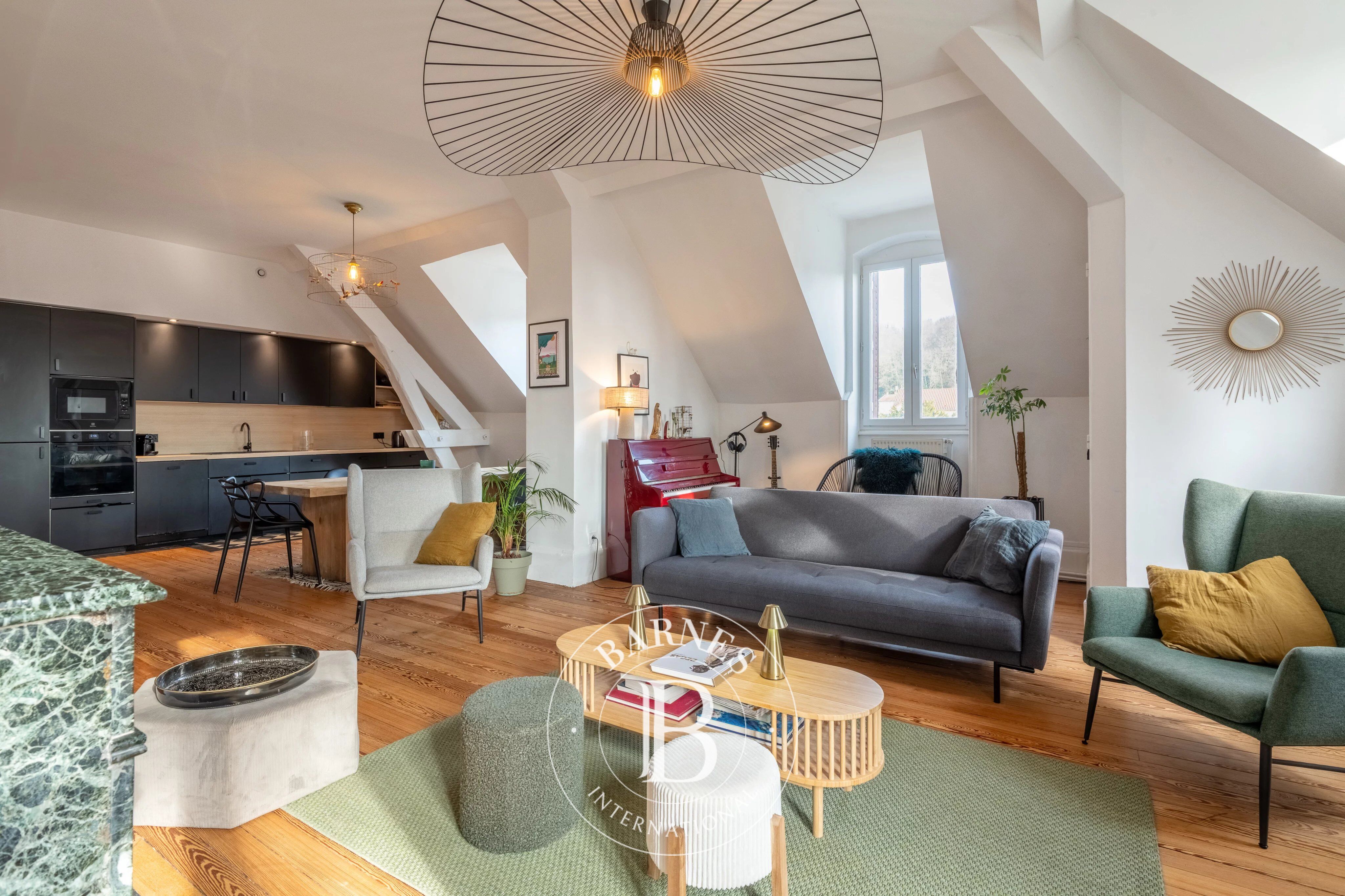 Charming Top-Floor Apartment – 130 sq.m (Carrez) / 200 sq.m total floor area – 3 Bedrooms – Convertible Attic (60 sq.m) – 2 Parking Spaces – Cellar – Shared Park - picture 1