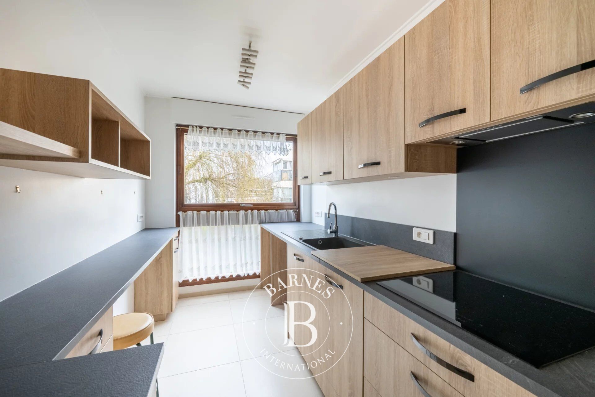 Le Chesnay - Résidence Parly II -  110m² (1,184 sq ft) apartment - 3 bedrooms - 2 shower rooms - 1 parking space - picture 1